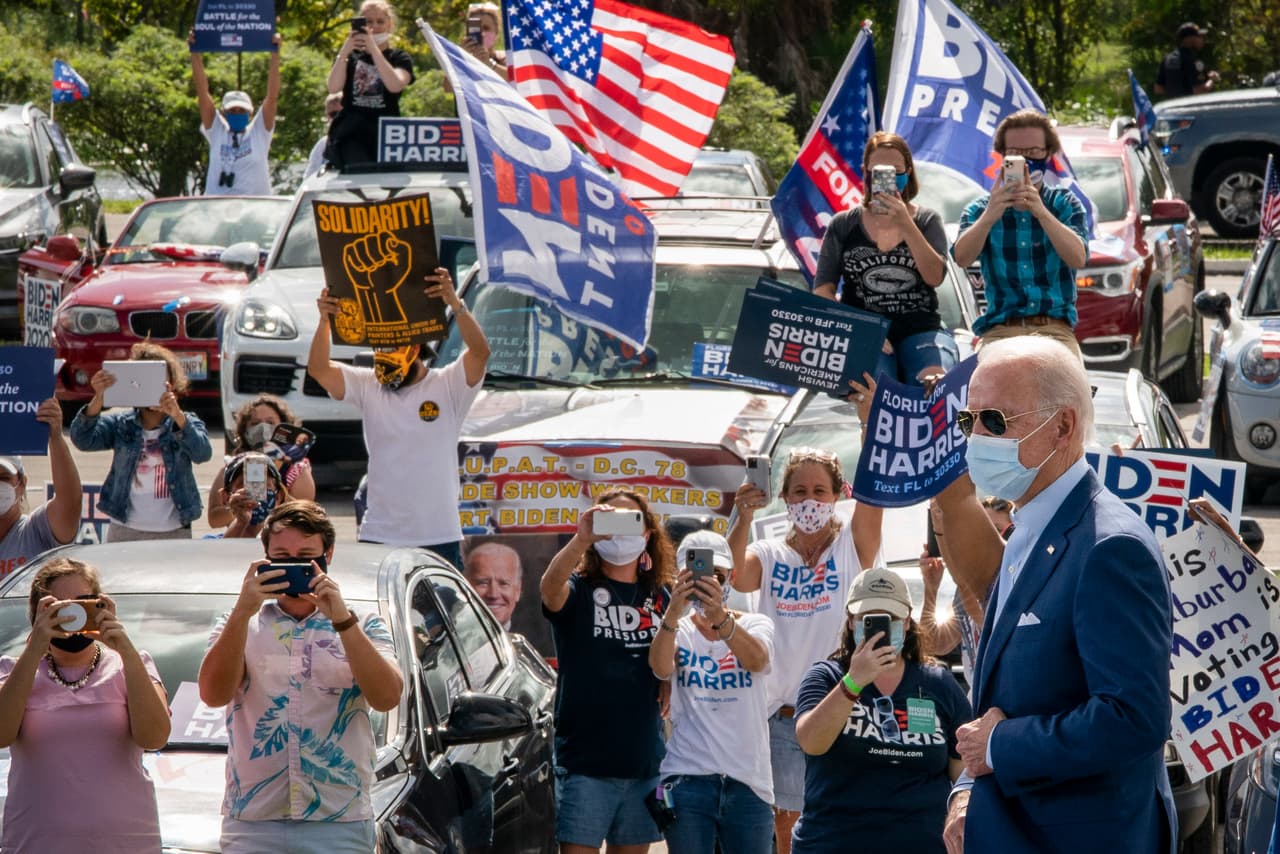 <b>Los cuidadosos mítines de Biden (29 de octubre).</b> Los encuentros del demócrata con sus seguidores en la campaña fueron poco masivos y desde sus autos, como este en Coconut Creek, Florida. Trump se mantuvo haciendo mítines con pocas restricciones para evitar la propagación del coronavirus.