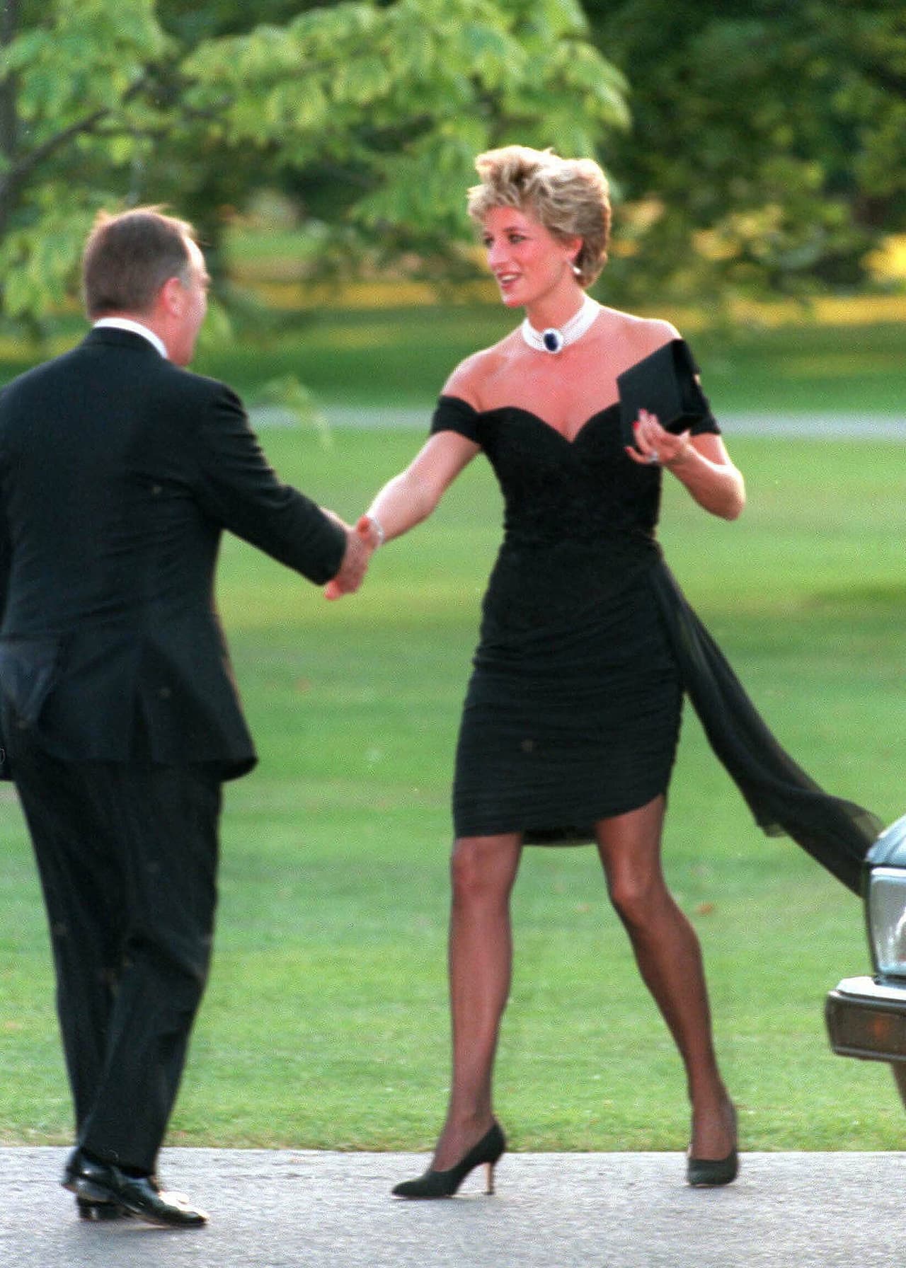 La royal fue quien comenzó la tendencia de los 'vestidos de la venganza' en 1994. Tras enterarse de aquella traición, no dudó en acaparar la atención gracias a su vestido negro de Christina Stambolian.