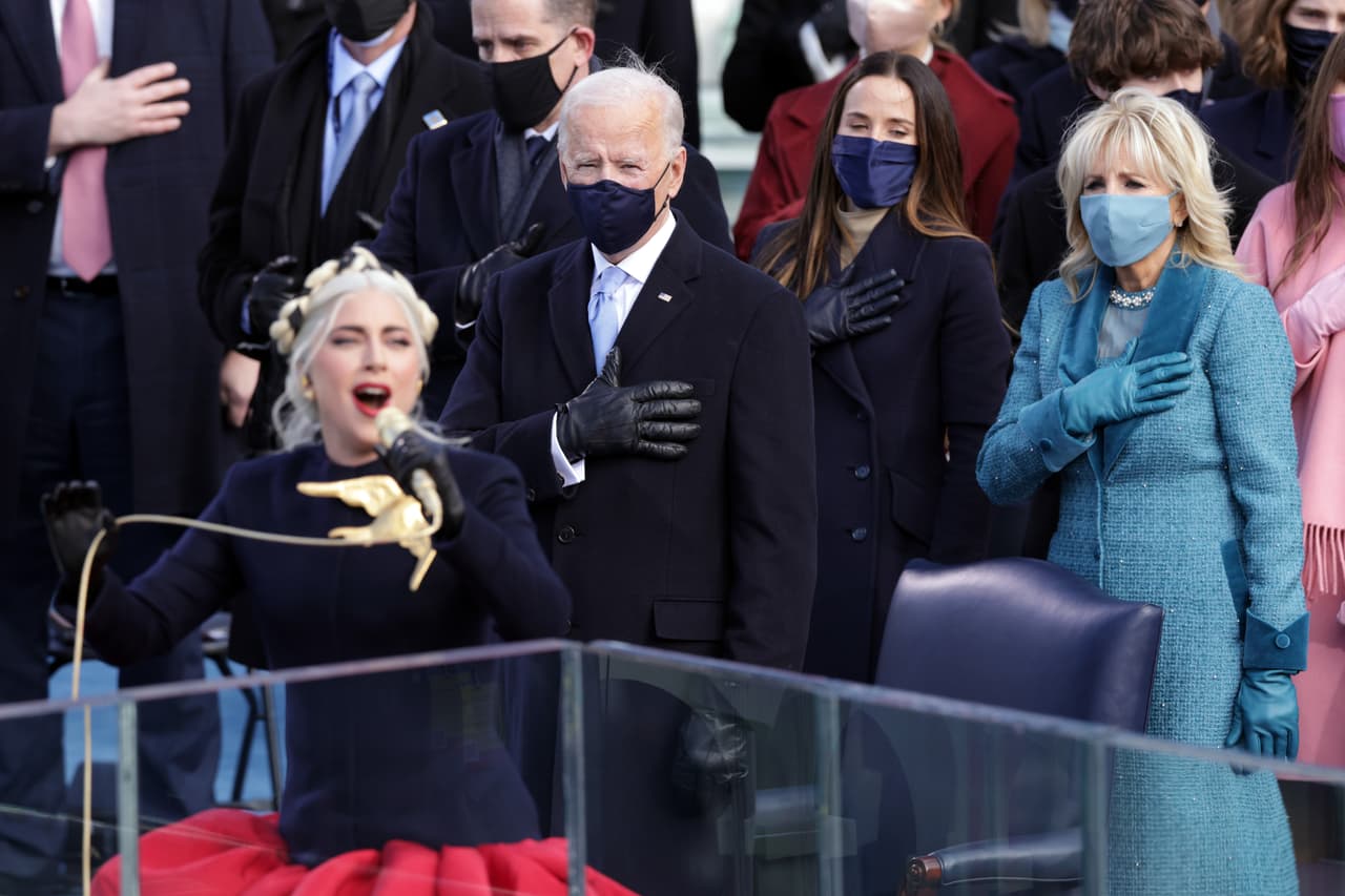 Lady Gaga fue la encargada de cantar el himno nacional antes de la juramentación.