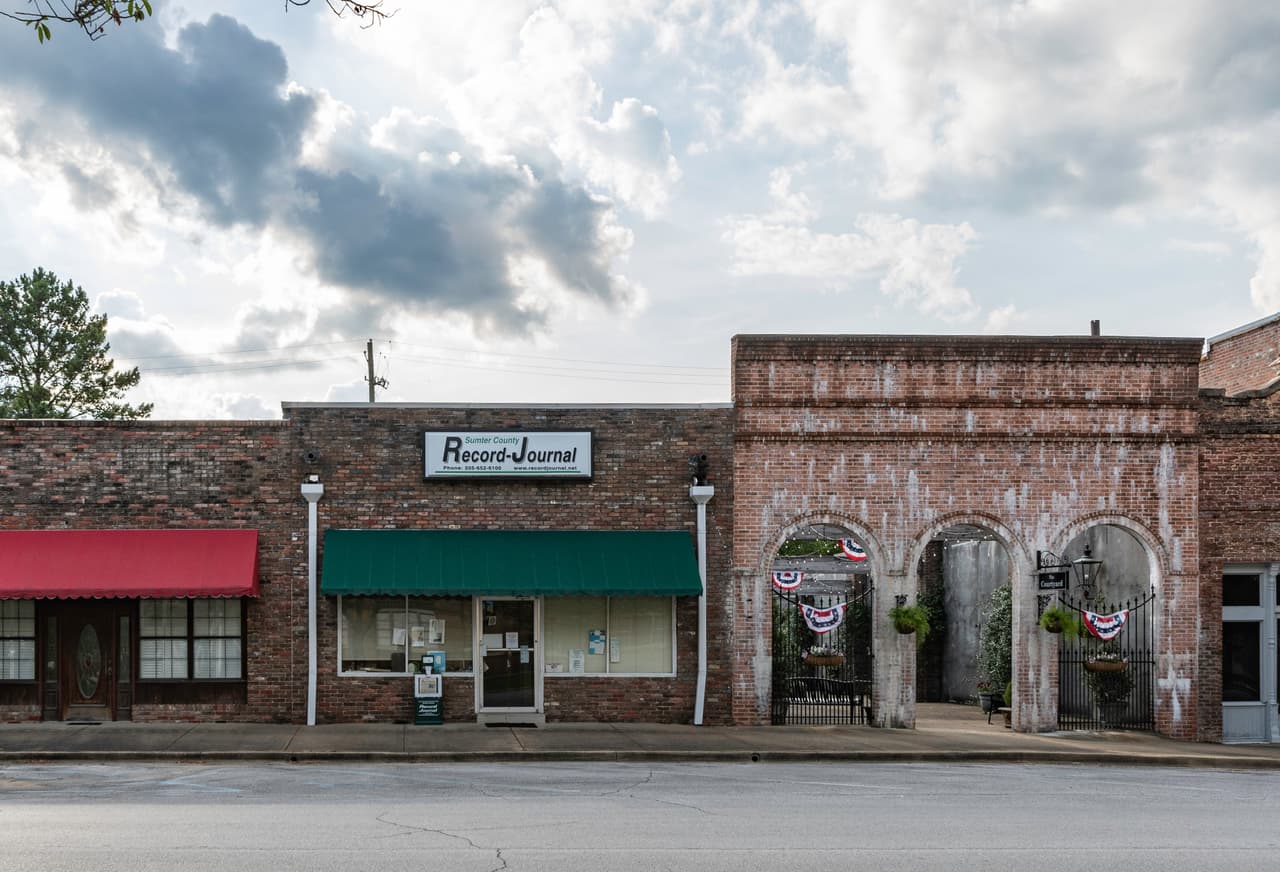 <h3 class="cms-H3-H3">7. Livingston, Alabama</h3>
<br>
<br>🏚️
<b> Ingreso familiar promedio: </b>$16,233
<br>
<br>🏚️ 
<b>Tasa de pobreza: </b>47.3%
<br>
<br>🏚️ 
<b>Tasa de desempleo promedio en los últimos cinco años:</b> 6.7%
<br>
<br>🏚️ 
<b>Adultos con licenciatura: </b>25.6%
<br>
<br>🏚️ 
<b>Población:</b> 3,286
<br>