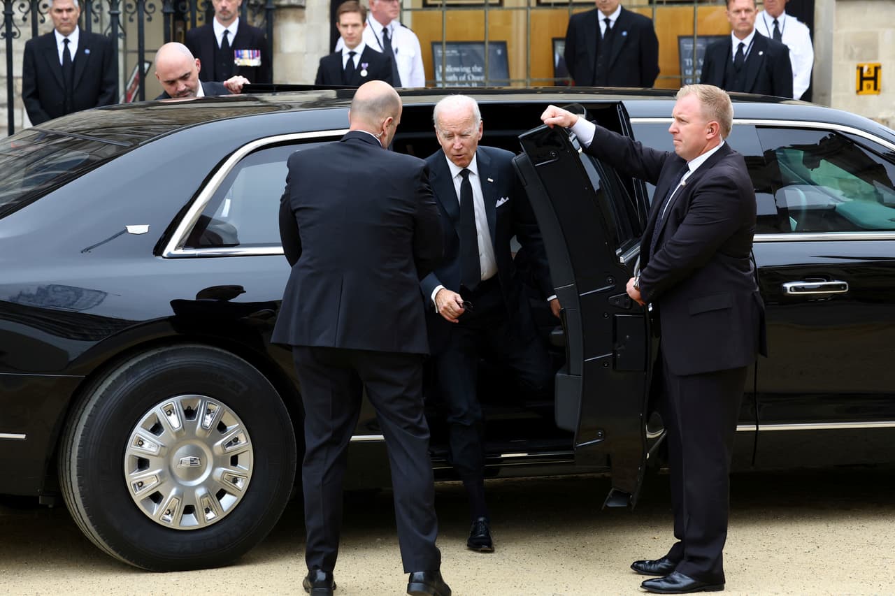 <h3 class="cms-H3-H3">Biden llegó en "La bestia" por protocolo estadounidense</h3>
<br>
<br>El presidente Joe Biden y la primera dama Jill llegaron a la Abadía de Westminster, al funeral de Estado, en su automóvil presidencial 
<i>The Beast</i> en una caravana privada, a diferencia de otros líderes mundiales que llegaron en vehículos incluidos en el protocolo real británico. 
<br>
<br>Mientras que otros líderes mundiales viajaron en buses, la seguridad para el presidente estadounidense establece estrictamente el traslado del jefe de Estado en un vehículo blindado en caravana con vehículos de seguridad rodeándolo.
<br>