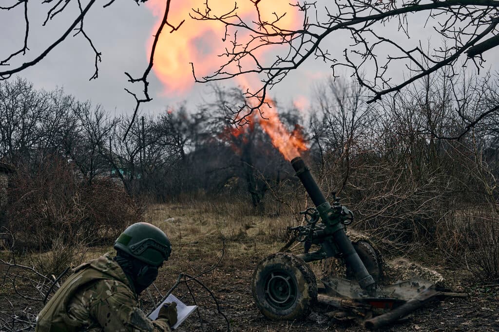 Soldados voluntarios disparan hacia posiciones rusas cerca de Bakhmut, región de Donetsk, Ucrania, miércoles 8 de marzo de 2023.