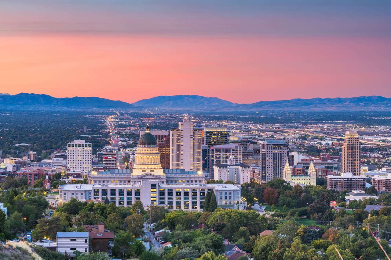 <h3 class="cms-H3-H3"><b>18. Salt Lake City, Utah</b></h3>
<br>
<br>Un sinfín de actividades gratuitas esperan a los visitantes que buscan conciertos y fiestas al aire libre o para aquellos amantes de excursiones que podrán disfrutar del Parque Estatal Antelope Island 
<b>con caminatas tranquilas en medio de una fauna llamativa liderada por <a href="https://www.univision.com/temas/animales">bisontes</a>. </b>
<br>