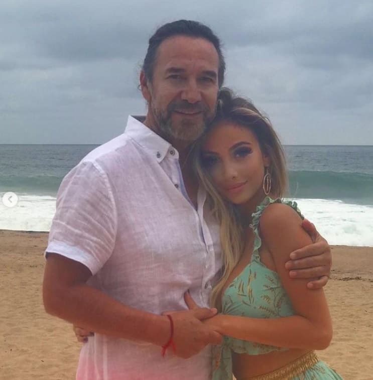 <a href="https://www.univision.com/famosos/marla-la-hija-menor-de-marco-antonio-solis-conquista-a-sus-fans-con-su-belleza-en-instagram-fotos">Marla</a> expresó las grandes enseñanzas que le ha dado el cantante: "Hoy celebramos tu existencia y todo lo que te hace especial. Me has enseñado cómo estar aquí y ahora. Desde que era pequeña, te detenías a oler las rosas y veías cómo se ocultaba el sol. Totalmente complacido con el aroma y el sabor de tu café en cada despertar. Admiro la forma en que siempre has alquimizado tus curiosidades, dolores y confusiones en un arte que sana y nos lleva de regreso a nosotros mismos...".