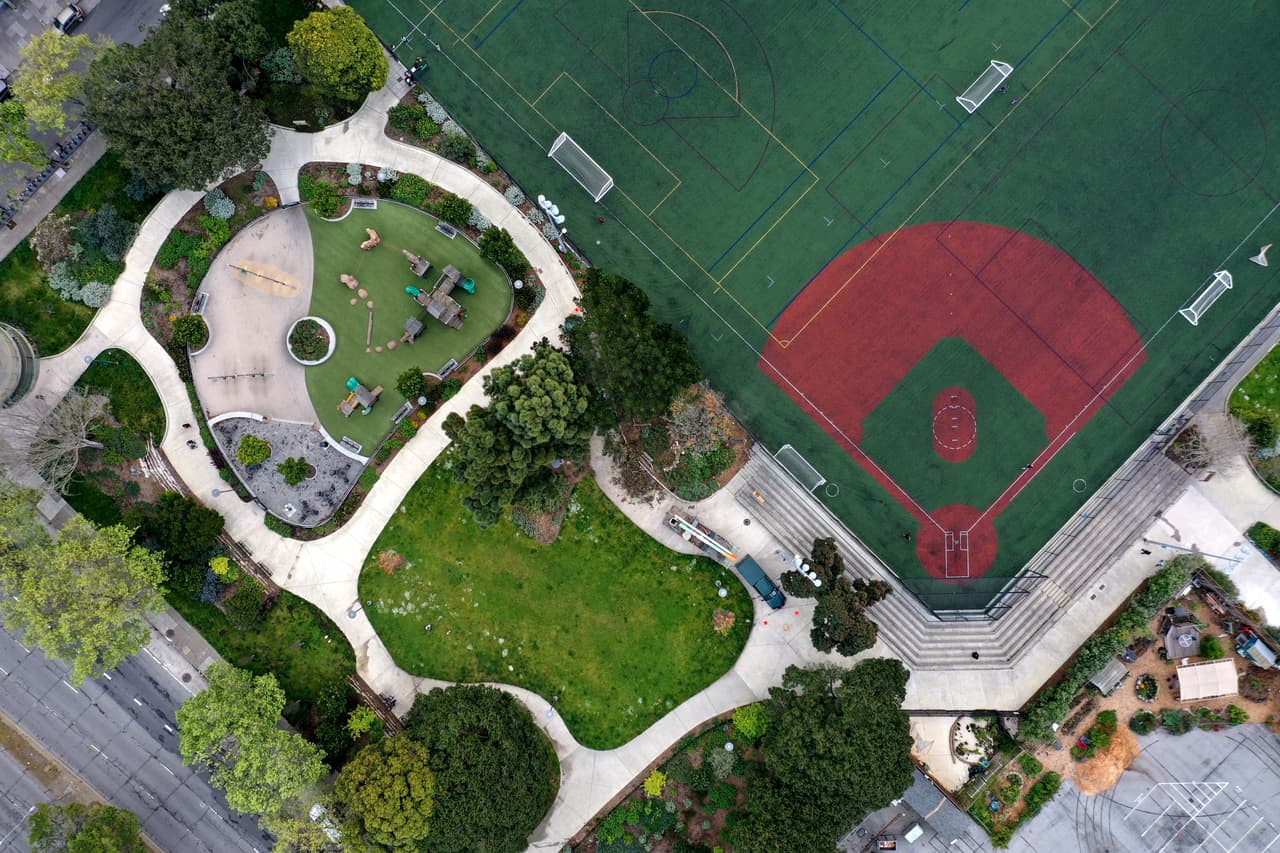 <b>Parque Raymond Kimbell.</b> La versión extendida del toque de queda para San Francisco también se prohíbe el uso de instalaciones recreativas compartidas como campos de golf, canchas de tenis y basquetbol, piscinas y muros para escalar, aunque sí está permitido realizar actividades al aire libre como caminar, ejercitarse o correr, siempre y cuando mantengan una distancia social de seis pies con otras personas.