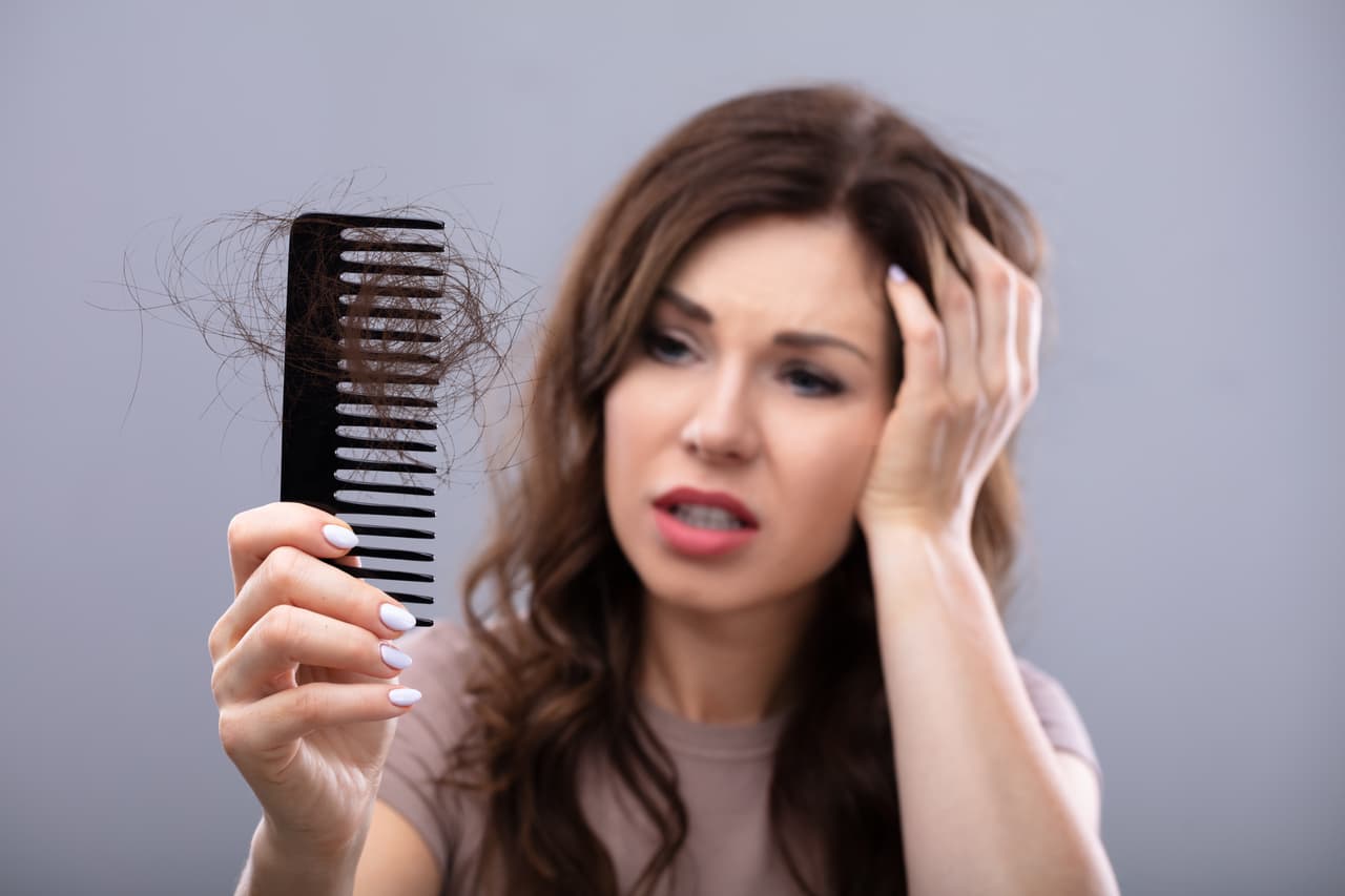 ¿Por qué se cae el pelo? La 
<b>principal causa es el estrés</b>, aclara la especialista, 
<b>pero también el covid-19 puede provocarlo.</b> “Cualquier cosa que el cuerpo resienta como el estrés puede ocurrir pérdida de cabello y es
<a href="https://www.univision.com/local/dallas-kuvn/paso-a-paso-asi-puedes-solicitar-las-pruebas-caseras-de-coronavirus-que-ofrece-el-gobierno-federal-video">lo que está pasando con el covid-19</a>” , dice la doctora.