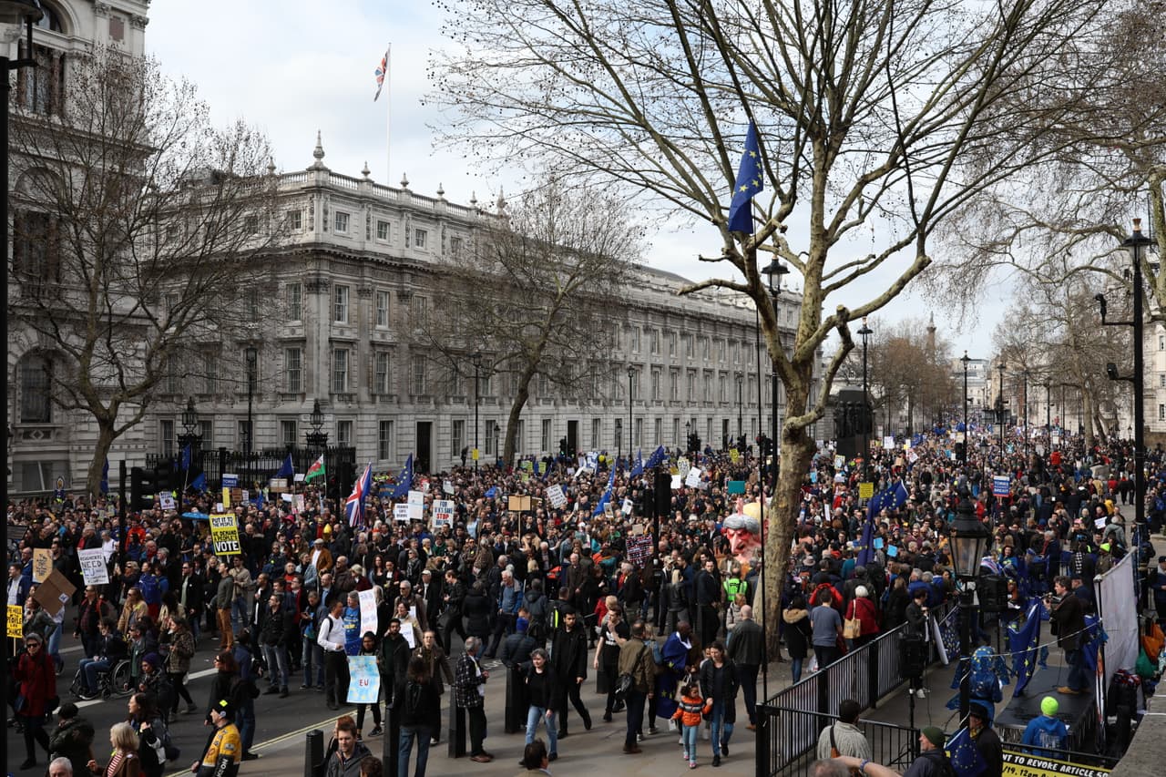 Al anticiparse a un posible rechazo de la propuesta de May en el Cámara de los Comunes, los 27 países que conforman la Unión Europea le dieron a la primera ministra dos opciones: si los diputados aprueban su nuevo acuerdo, Reino Unido sale de forma ordenada de la coalición con una prórroga fijada hasta el 22 de mayo; pero si la propuesta es rechazada por tercera vez, Londres tiene hasta el 12 de abril para decidir si participa en las elecciones de mayo en el Parlamento Europeo, con lo que se prolongaría su permanencia en la organización.