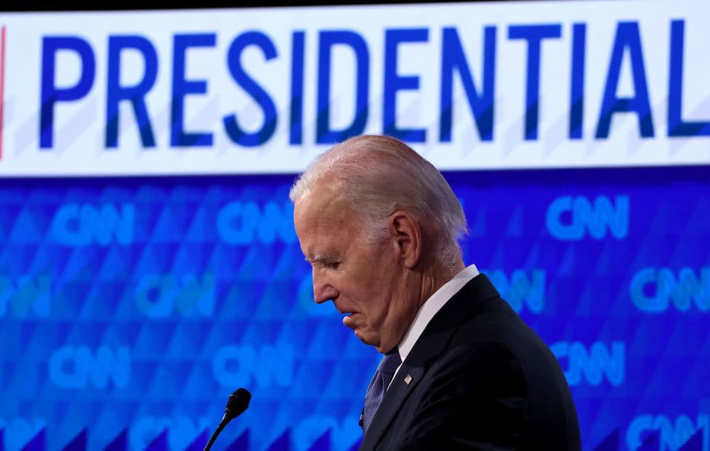 Esta imagen muestra al 
<a href="https://www.univision.com/noticias/elecciones-en-estados-unidos-2024/debate-presidencial-biden-trump-panico-partido-democrata">presidente Joe Biden, el 27 de junio, día que enfrentó a Donald Trump en el debate presidencial de CNN en Atlanta.</a> Este fue el principio del fin de la campaña de reelección del demócrata. Su desempeño lo hizo ver como un líder anciano, que le costaba hilar frases y al que por momentos costó entenderle. A partir del debate, la presión demócrata para que retirara su candidatura no paró de crecer, hasta que finalmente Biden se apartó de la contienda.