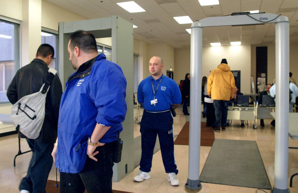 Se requiere que los distritos escolares informen de los incidentes de violencia ocurridos en el recinto o durante actividades relacionadas con la escuela y que hayan dado lugar a una suspensión fuera de la escuela, a una expulsión o a un traslado a un entorno alternativo en su sitio web de informes del distrito escolar.
