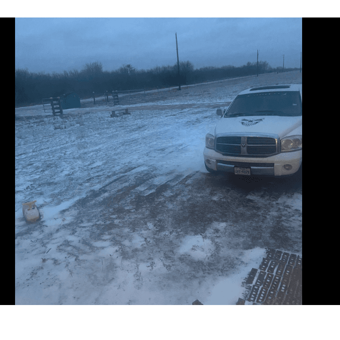 La tormenta invernal trajo una densa capa de nieve que cubrió la ciudad y varias zonas del centro de Texas. 
<br>
<br>Usuarios de Univision enviaron las imágenes de cómo vivieron la primer nevada del 2025.
