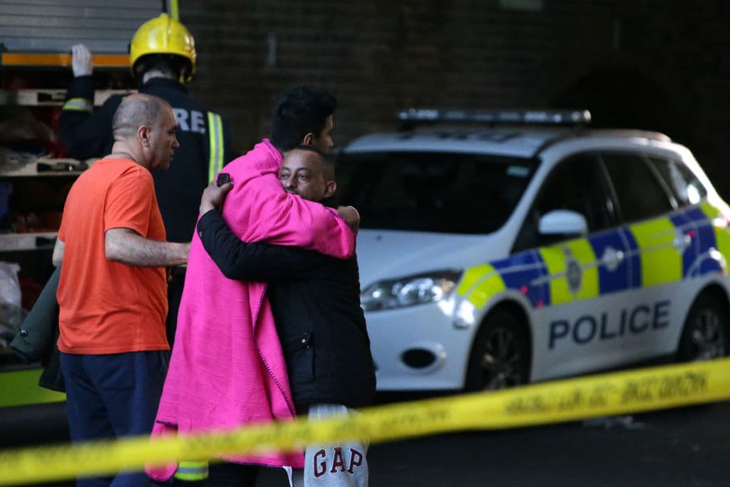 Vecinos del edificio Grenfell, que pusieron salir a tiempo y salvarse de las llamas que consumieron casi la totalidad del inmueble.