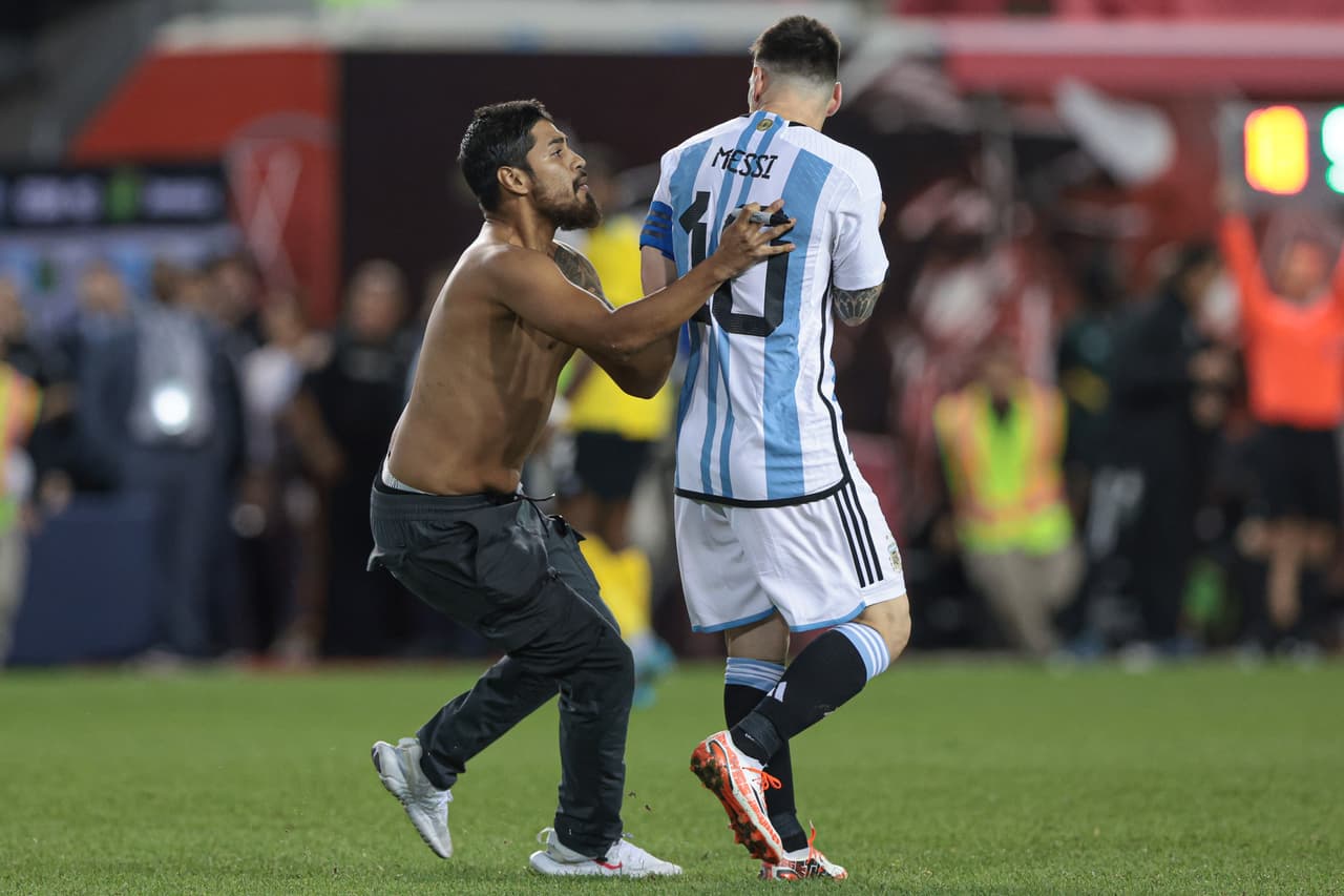 Un espontáneo saltó a la cancha esa noche, para acercarse al ídolo argentino.
<br>