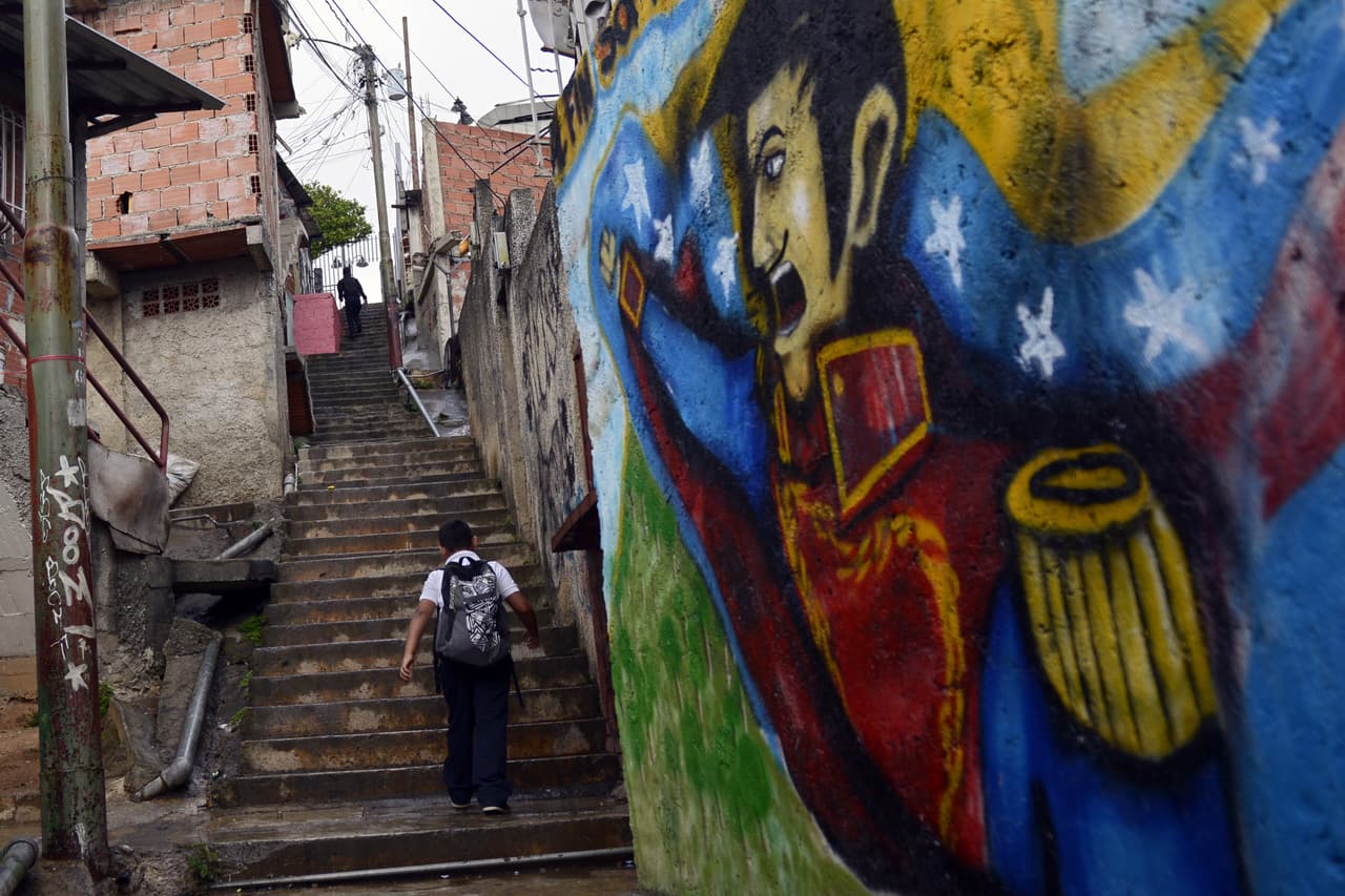 <b>Venezuela.</b> Leobardo Medina, de 8 años, de camino a clases. Muchos estudiantes venezolanos deben subir y bajar cientos de escalones diariamente para ir desde su casa hasta la escuela, en las barriadas populares de Caracas. 20 de junio de 2013.
