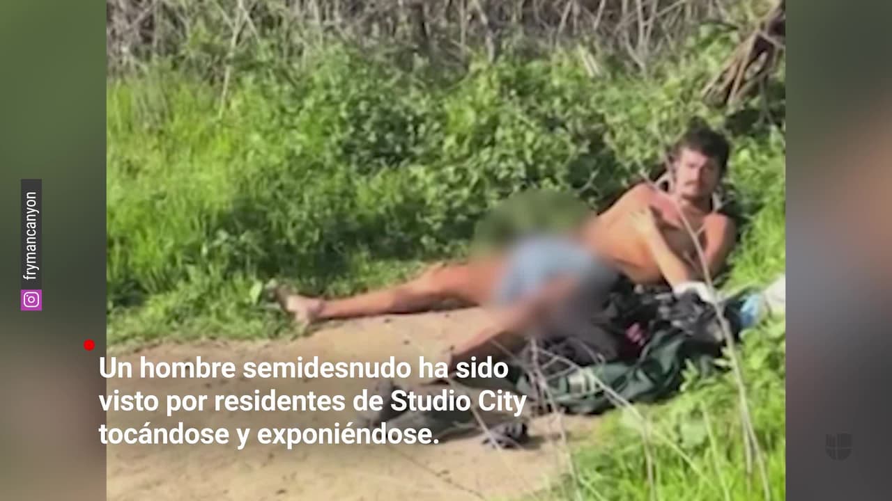 Hombre pasea semidesnudo, se toca y expone afuera de viviendas