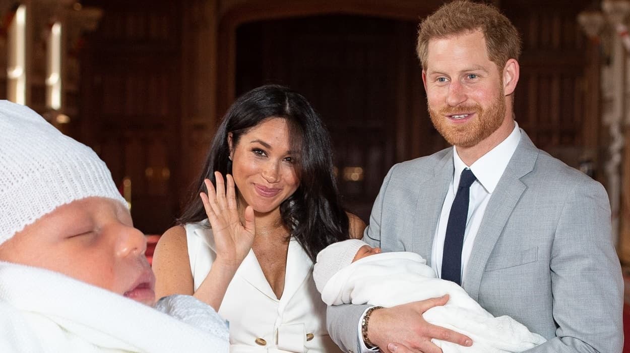 Meghan Markle se deslindó de una nueva polémica que giró a su alrededor desde el pasado fin de semana tras darse a conocer que 
<b><a href="https://www.univision.com/famosos/meghan-y-harry-rompen-otra-tradicion-real-y-tiene-que-ver-con-la-carriola-de-archie-fotos" target="_blank">sus dos nombres fueron eliminados del certificado</a></b> 
<b>de nacimiento</b> de su hijo Archie.