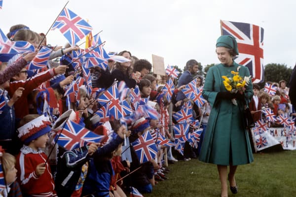 Esta imagen es de 1978, durante 
<b>una visita con escolares de la reina a las Islas del Canal</b>, también dependencias de la corona británica.