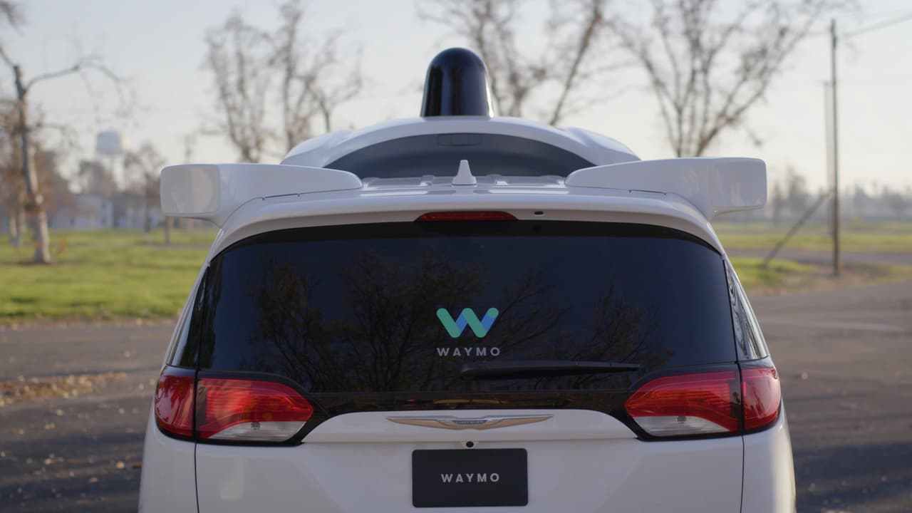 <b><a href="http://www.univision.com/noticias/vehiculos-autonomos/google-anuncia-a-waymo-una-nueva-division-dedicada-al-manejo-autonomo" target="_blank">Waymo</a></b> en la unidad para el desarrollo de sistemas de conducción autónoma de 
<b>Google</b> dice que desde el inicio de sus operaciones en 2009, antes de haber sido bautizada con el nuevo nombre, ha acumulado más de dos millones de millas en manejo autónomo en cuatro ciudades de Estados Unidos. Waymo demandó a Uber y a su unidad de camiones de manejo autónomo 
<b><a href="http://www.univision.com/noticias/vehiculos-autonomos/google-demanda-a-uber-por-robo-de-tecnologia-de-manejo-autonomo" target="_blank">por robo de tecnología</a></b>.