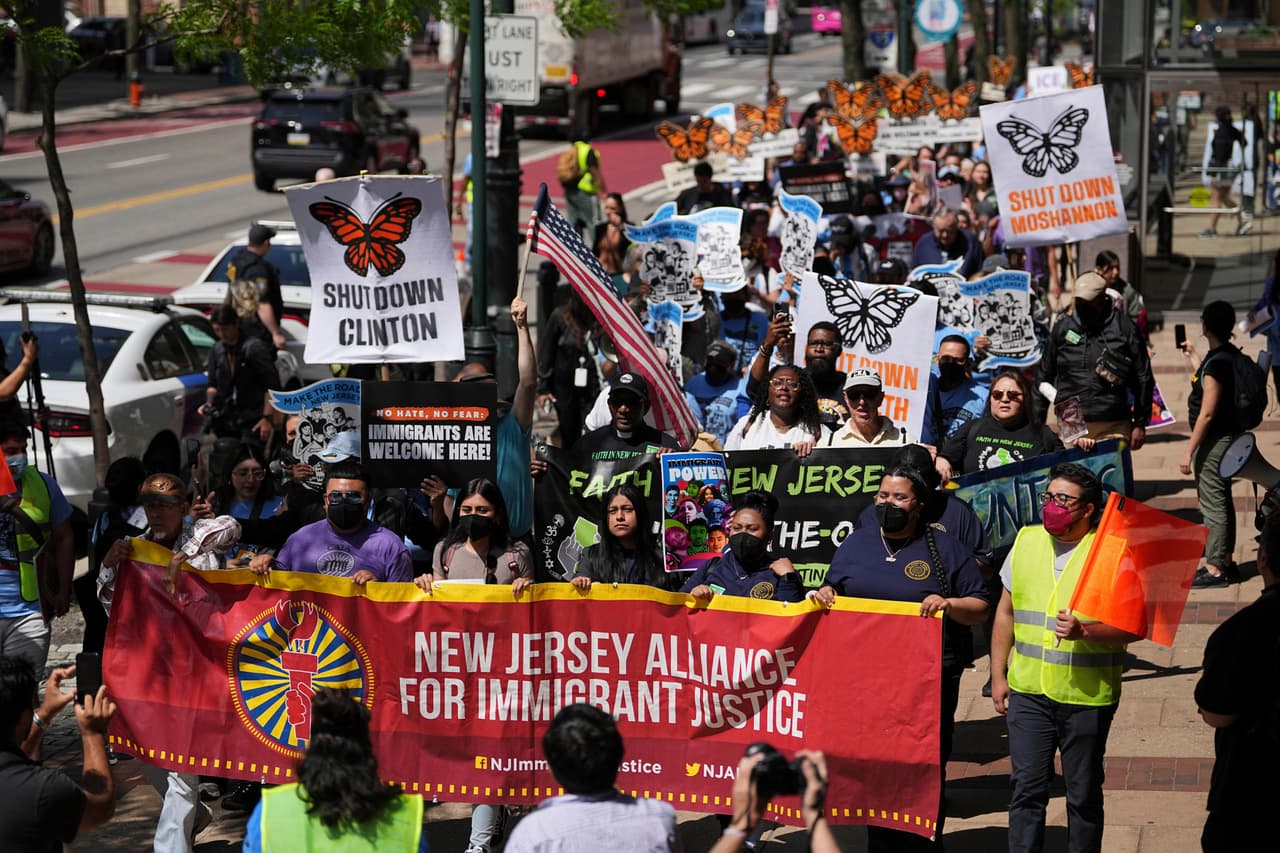 Partidarios de los derechos de los inmigrantes se manifiestan mientras marchan desde el Palacio de Justicia Federal durante una manifestación del Primero de Mayo.
<br>
<br>Desde Chicago hasta Filadelfia, desde Los Ángeles hasta Washington DC, miles protestaron en contra de las deportaciones masivas de inmigrantes de Trump, y en contra de otras políticas de la administración.