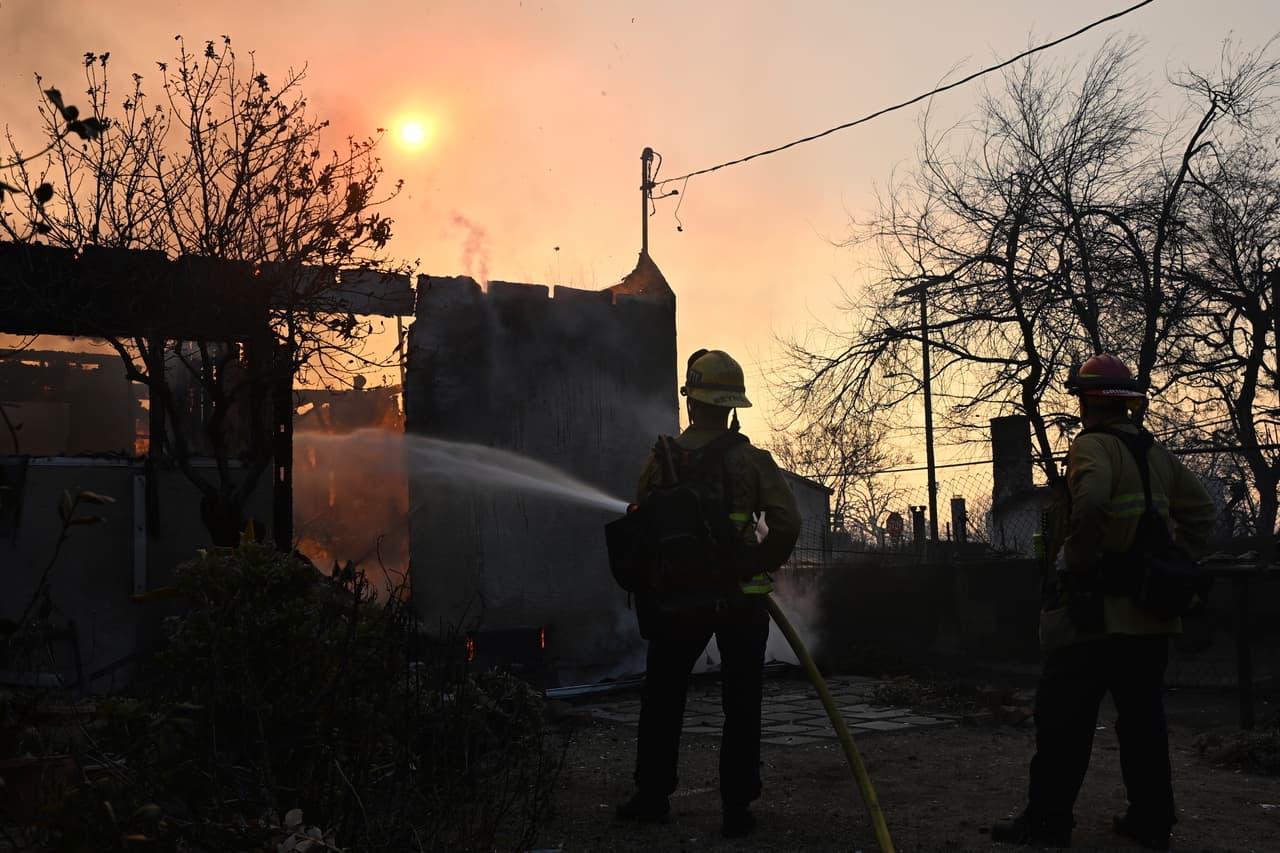 <b>Más de 180,000 personas han sido evacuadas,</b> incluyendo 
<a href="https://www.univision.com/local/los-angeles-kmex/celebridades-perdieron-hogares-incendios-los-angeles">celebridades como Mark Hamill y Mandy Moore</a>. Además el incendio destruyó la casa del actor Billy Crystal, quien vivió allí durante 45 años.