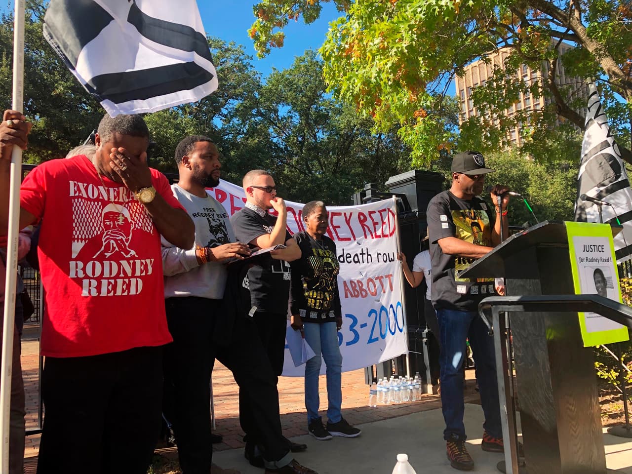 "Para aquellos que envían mensajes sobre Rodney Reed, tenga en cuenta que la Corte de Apelaciones Criminales de Texas detuvo la ejecución de Rodney Reed y envió su caso de vuelta al tribunal de primera instancia para una revisión adicional", publicó el primer ejecutivo del estado.