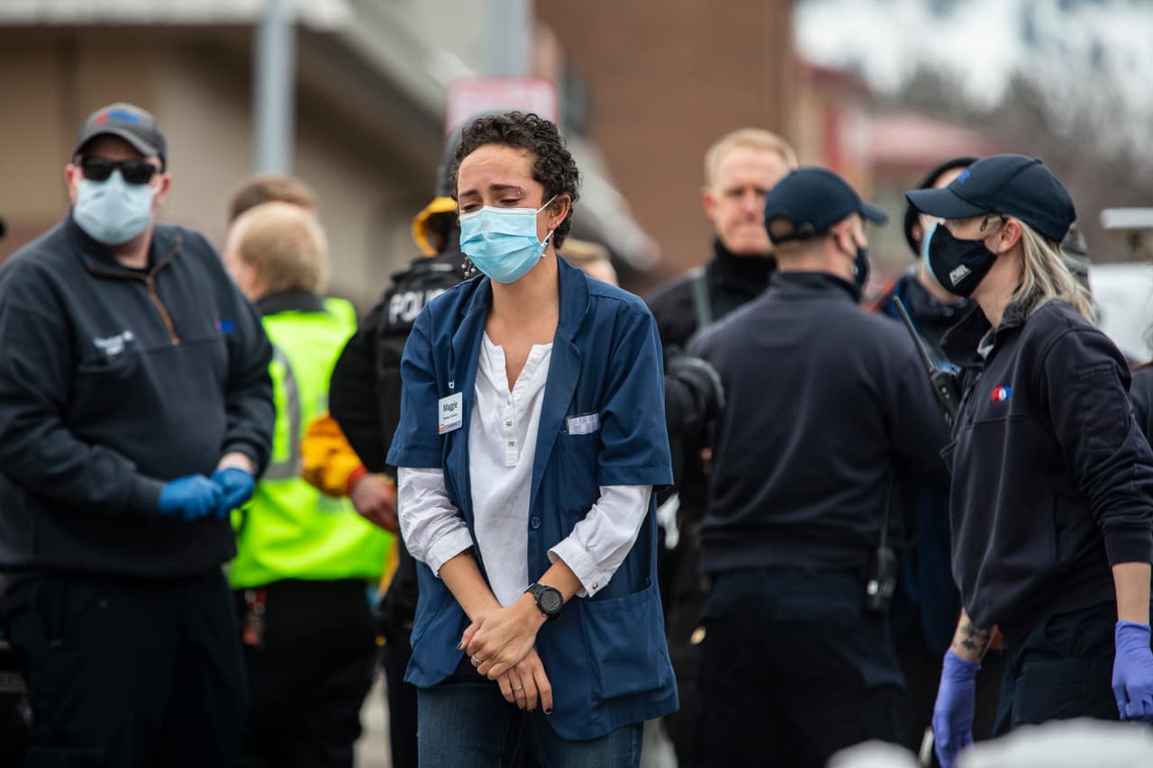 Una trabajadora de servicios médicos sale del lugar donde ocurrió el tiroteo la tarde de este lunes en Boulder, Colorado, a unas 25 millas (40 kilómetros) de Denver. De acuerdo con testimonios citados en el 
<i><a href="https://www.denverpost.com/2021/03/22/police-active-shooter-shooting-king-soopers-boulder/" target="_blank">Denver Post</a></i>, varias personas pasaron al menos dos horas encerradas para mantenerse a salvo puesto que la situación no había sido controlada.
