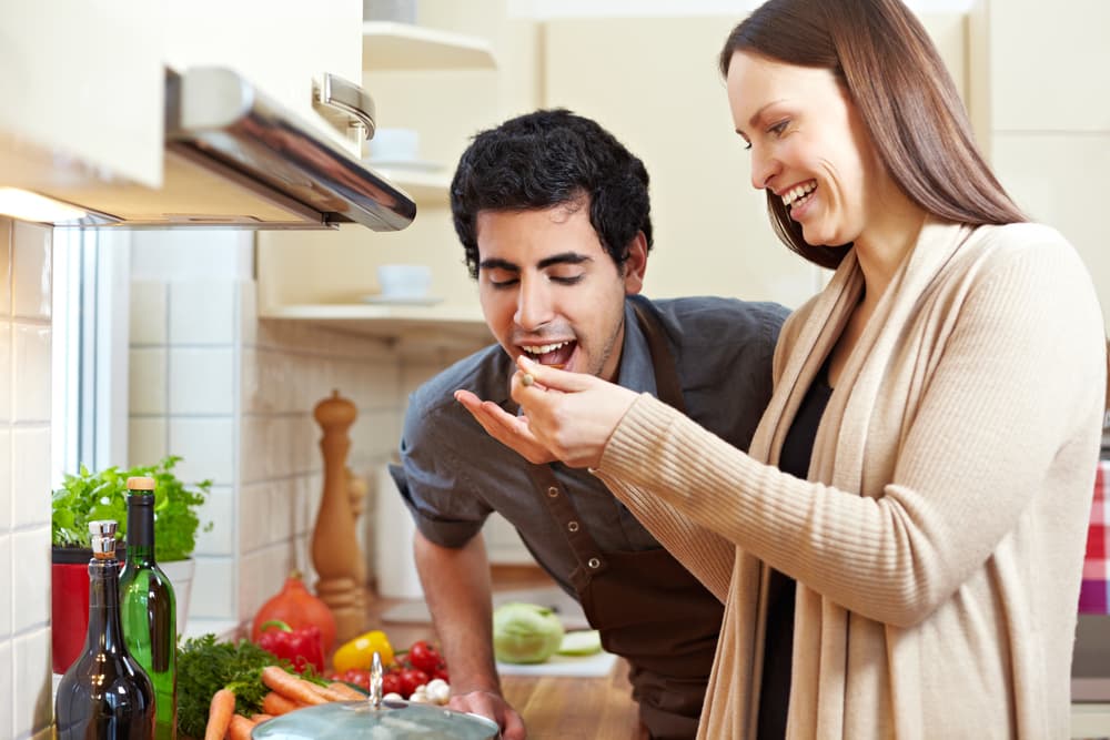 <b>Cáncer - Regido por la luna</b>
<br>
<b>Comidas en la casa</b>
<br>Eres el signo doméstico por naturaleza ¡puedes estar fines de semana completos sin asomar siquiera la nariz a la ventana! Para ti tu casa es tu palacio por humilde que sea y te encanta cocinar para ti, la familia, y cuando vas cocinando e inventando nuevos platillos, ir “picando”. ¡Es eso lo que te engorda!