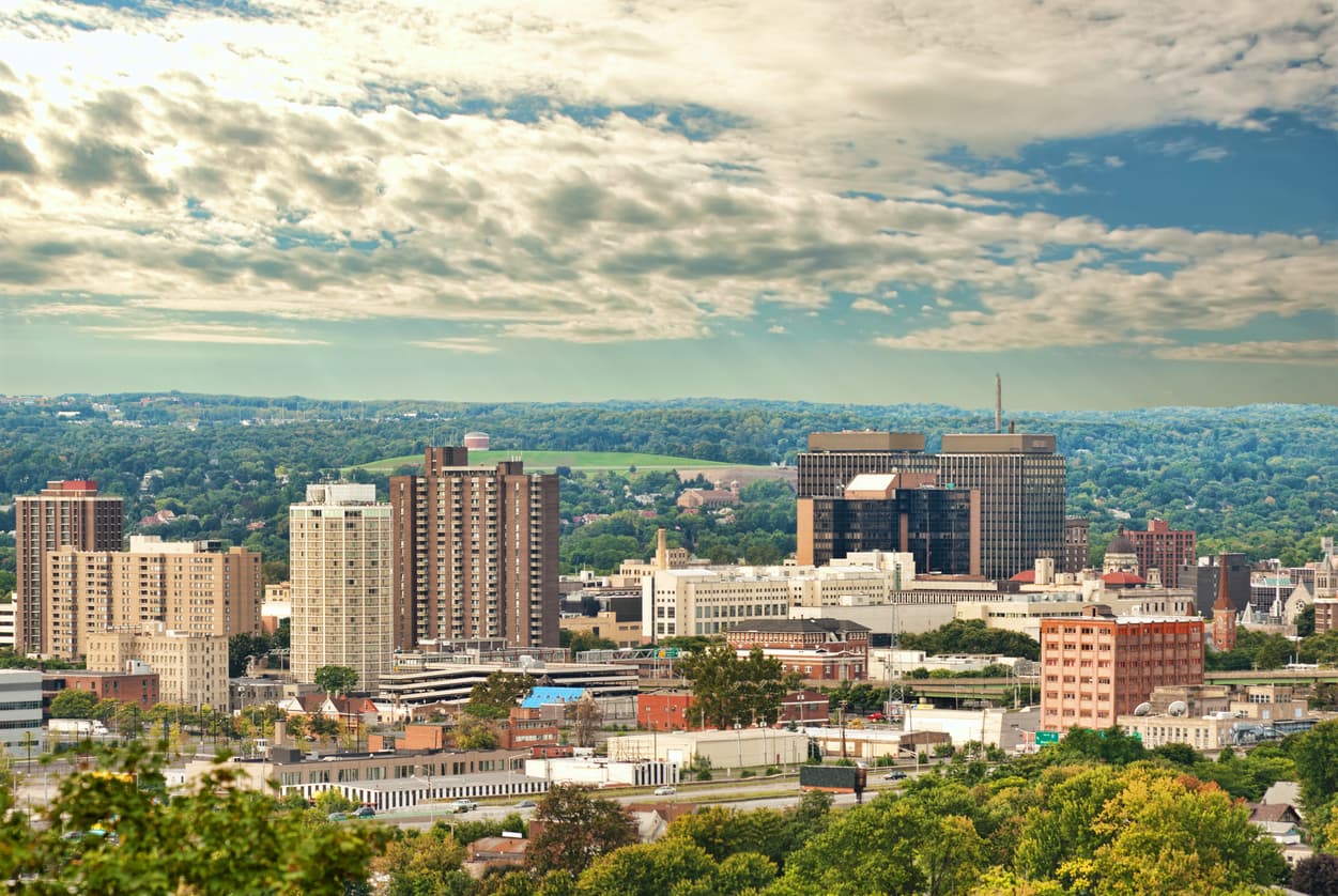 <b>Syracuse, Nueva York |</b> El precio promedio de una casa es de $199,900 y el 70.3% de las viviendas disponibles en Syracuse son asequibles.
<br>
<br>Hogar de la universidad del mismo nombre, aquí se puede conseguir una casa por lo que cuesta un apartamento tipo studio en la ciudad de Nueva York, explica Realtor.com. Una casa cerca al zoo puede costar $145,900, mientras que un apartamento de dos habitaciones $289,900.