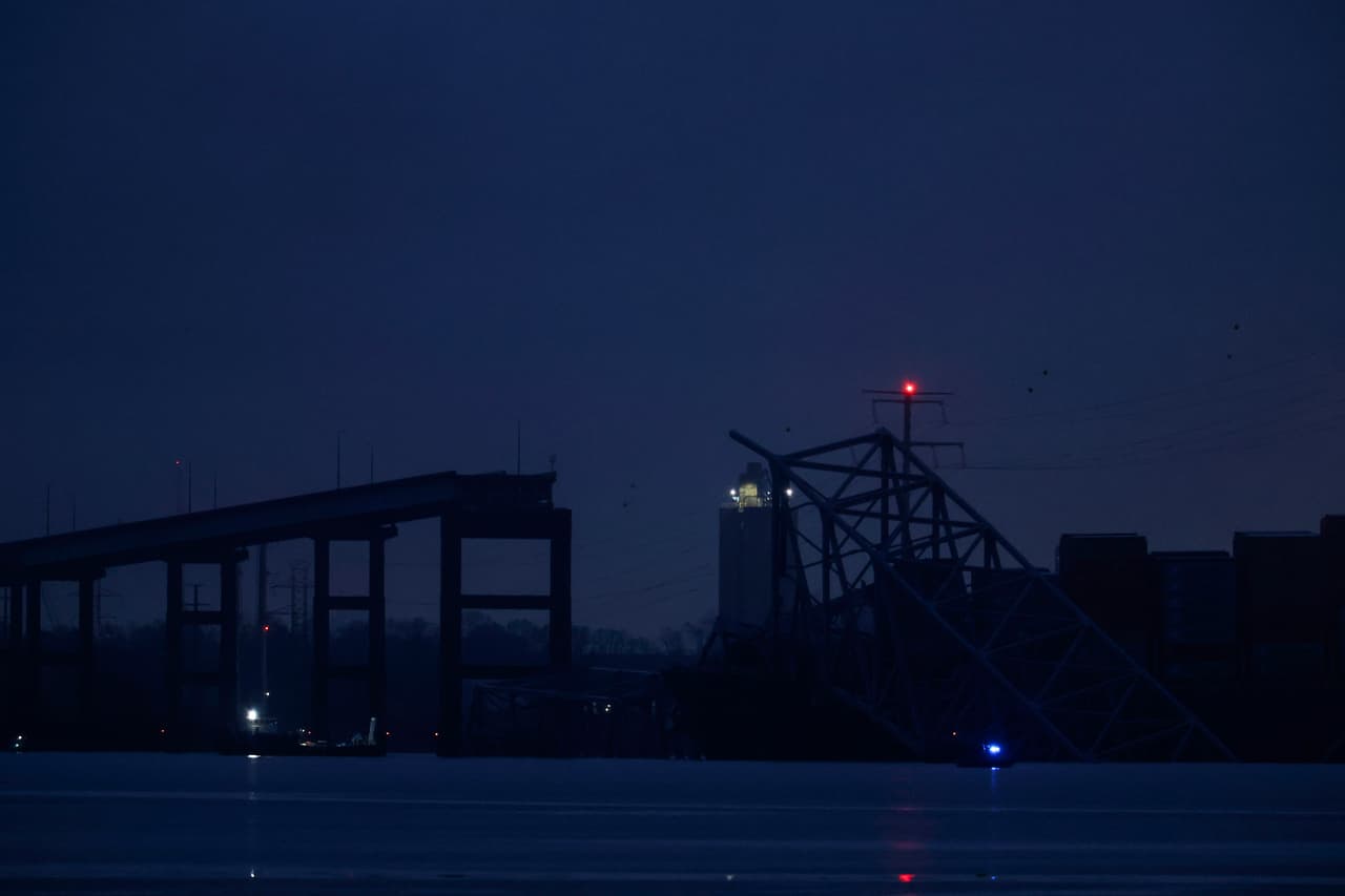 Y aunque esa rápida acción evitó una tragedia mayor, no se pudo sacar del puente a un equipo de ocho trabajadores hispanos que laboraban en el turno de la noche para reparar los baches en el Key bridge.