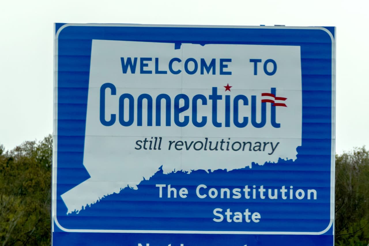 <b>Puesto 14. Connecticut</b>
<br>
<br>Costo anual promedio de la propiedad de un automóvil: 2,914 dólares. 
<br>
<br>Costo promedio de la reparación cuando se enciende una luz de advertencia del motor: 248 dólares en repuestos y 154 dólares en mano de obra. 
<br>
<br>Costo anual promedio del seguro: 1,580 dólares.
<br>
<br>Gasto anual promedio en gasolina de cada conductor con licencia en el estado: 932 dólares. 
<br>
<br>Costo promedio de la gasolina en febrero de 2022: 3.6 dólares por galón.
<br>