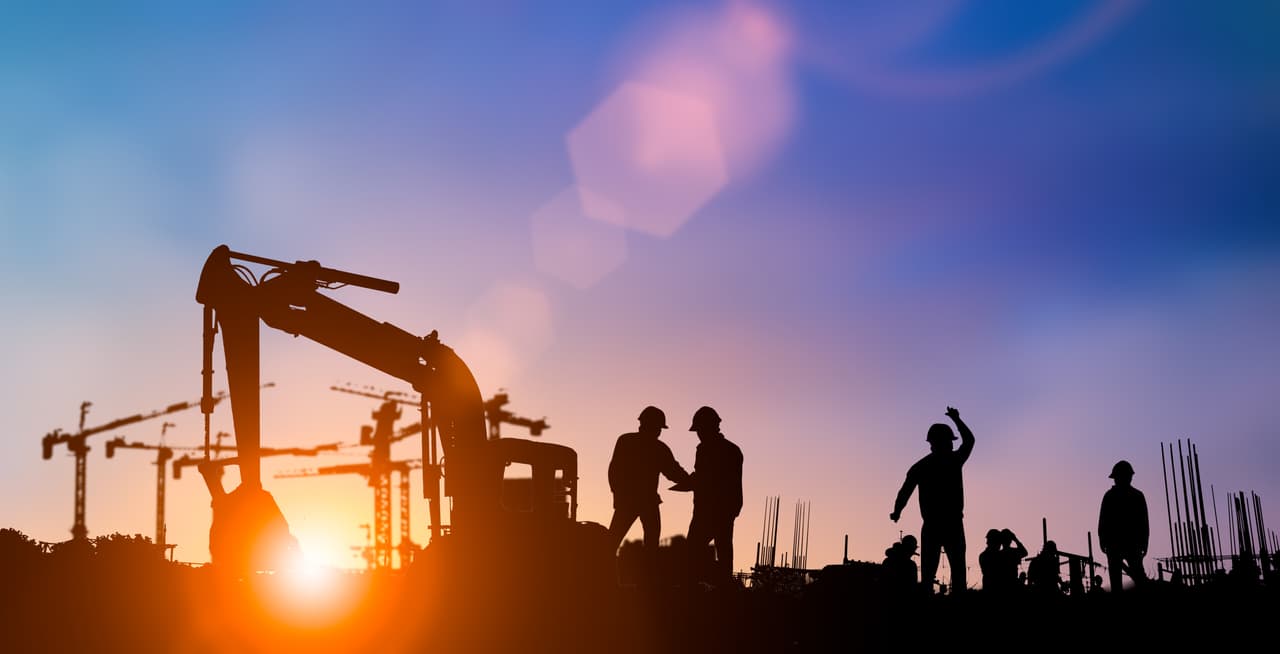 <b>Construcción.</b> Las empresas constructoras han visto interrumpido el suministro de equipos y piezas desde China y algunas compañías pequeñas podrían despedir trabajadores. Se estima que hay 7.6 millones de estadounidenses en este sector y a medida que el coronavirus afecta la economía del país es probable que muchas empresas de esta industria, tradicionalmente en expansión, dejen de crecer.