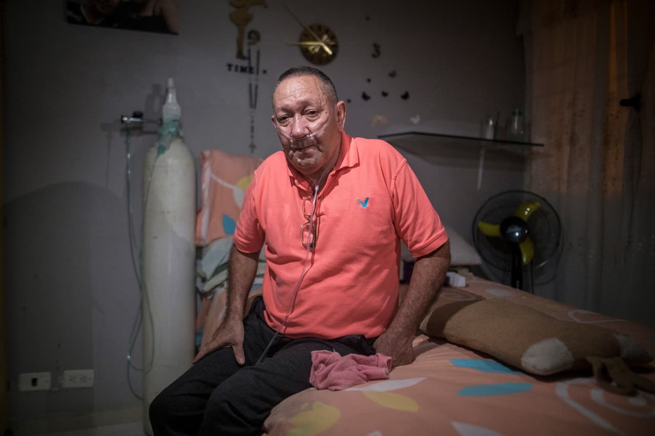 Víctor Escobar en su casa en Cali, Colombia, el jueves 6 de enero de 2022. Escobar será el primer colombiano en recibir la eutanasia legalmente sin ser un paciente terminal.