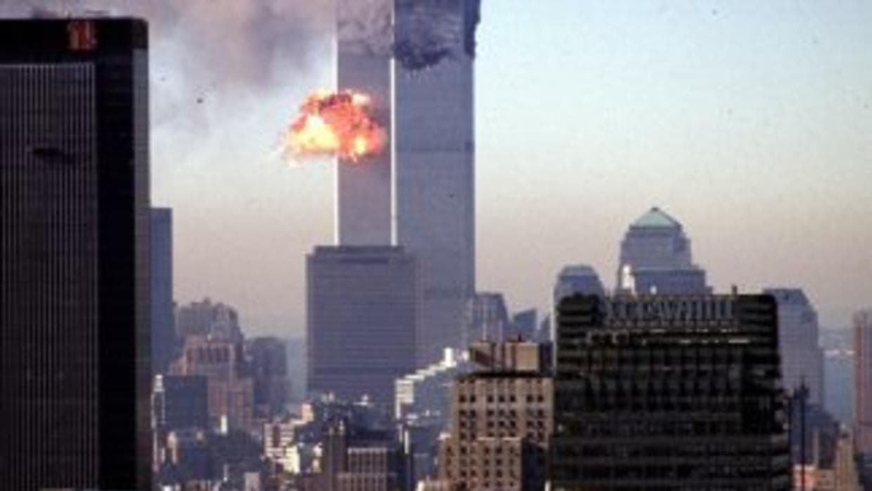 <b>Los ataques del 11 de septiembre, organizados por los servicios secretos</b>
<br>Una de las teorías de la conspiración más delirantes -aunque también más populares- explica que no fue el fuego lo que acabó con 
<a href="http://www.univision.com/noticias/noticias-de-eeuu/revelan-fotos-y-video-ineditos-de-los-ataques-terroristas-a-las-torres-gemelas">las Torres Gemelas de Nueva York</a> sino 
<b>varias explosiones controladas y organizadas por los servicios secretos</b>. Una encuesta de 2006 mostró que el 42 por ciento de los americanos creen que el gobierno y la comisión que investigó lo sucedido “escondieron o no quisieron investigar pruebas críticas que contradicen la explicación oficial”.