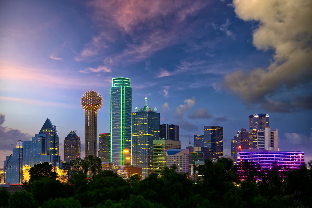 <h3 class="cms-H3-H3">19. Dallas-Fort Worth-Arlington, Texas</h3>
<br>
<br>➡️ 
<b>Precio promedio, mayo 2022:</b> $473,000
<br>
<br>➡️ 
<b>Aumento en el precio promedio, de mayo de 2021 a mayo de 2022: </b>+24.5%
<br>
<br>➡️ 
<b>Promedio de días que dura una casa en el mercado: </b>23
<br>
