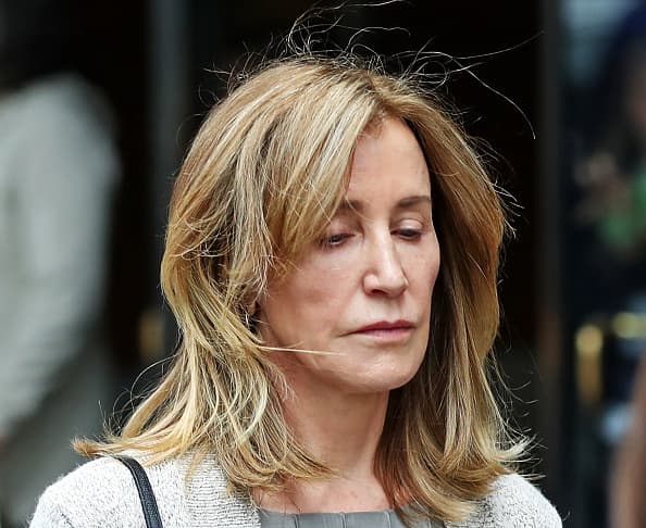 La actriz solo estuvo 11 días en esa prisión aunque se esperaba que cumpliera 13, de acuerdo con 
<b><a href="https://www.tmz.com/2019/10/16/felicity-huffman-14-day-prison-sentence-short-early-release/" target="_blank">TMZ</a></b>.