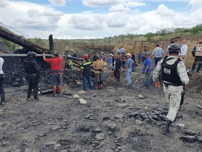 <h3 class="cms-H3-H3">Múzquiz</h3>
<br>
<b>2021</b>
<br>
<br>El pasado viernes, 
<a href="https://www.univision.com/noticias/america-latina/mineros-atrapados-mina-coahuila-mexico">siete mineros quedaron atrapados</a> tras la inundación y el colapso de una 
<a href="https://www.univision.com/temas/mineros">mina</a> en el municipio 
<a href="https://www.univision.com/temas/mexico-city">mexicano</a> de Múzquiz, en el norteño estado de Coahuila.
<br>
<br>La hipótesis manejada por las autoridades es que una inundación provocó la ruptura del techo y paredes de la mina, provocando el colapso del lugar, donde quedaron atrapados los mineros el pasado viernes 4 de mayo.
<br>
<br>La imagen difundida por la Guardia Nacional muestra las labores de rescate que se realizaron en el lugar.
<br>