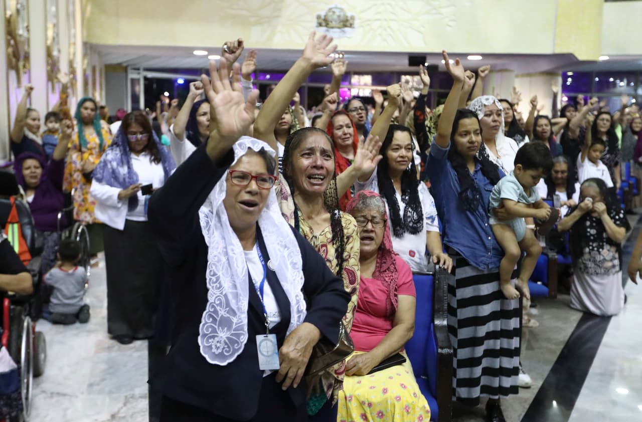 Sin embargo, sus seguidores dicen que solo se trata de un intento de difamación, defienden al que llaman su 'mesías' y volvieron a llenar su Iglesia, rezando y llorando por su detención.