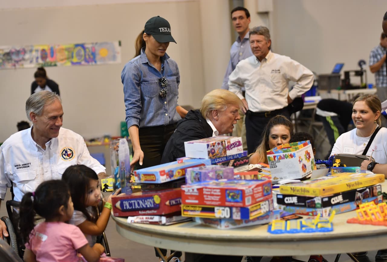 Al recorrer el enorme refugio acompañados del gobernador del estado de Texas, Greg Abbott, Donald Trump y Melania se detuvieron a pasar tiempo con los pequeños que después de las inundaciones aún siguen viviendo en el refugio.