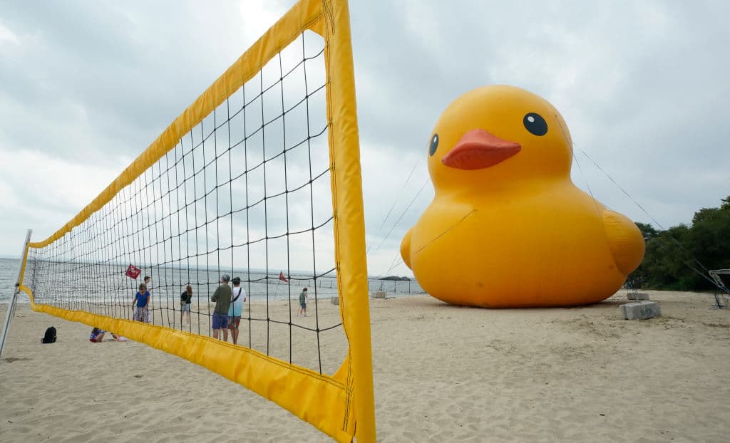 Durante todo el fin de semana, en presencia de "Mama Duck", hubo juegos de voleibol y otras actividades para fomentar la amistad y sana competencia.