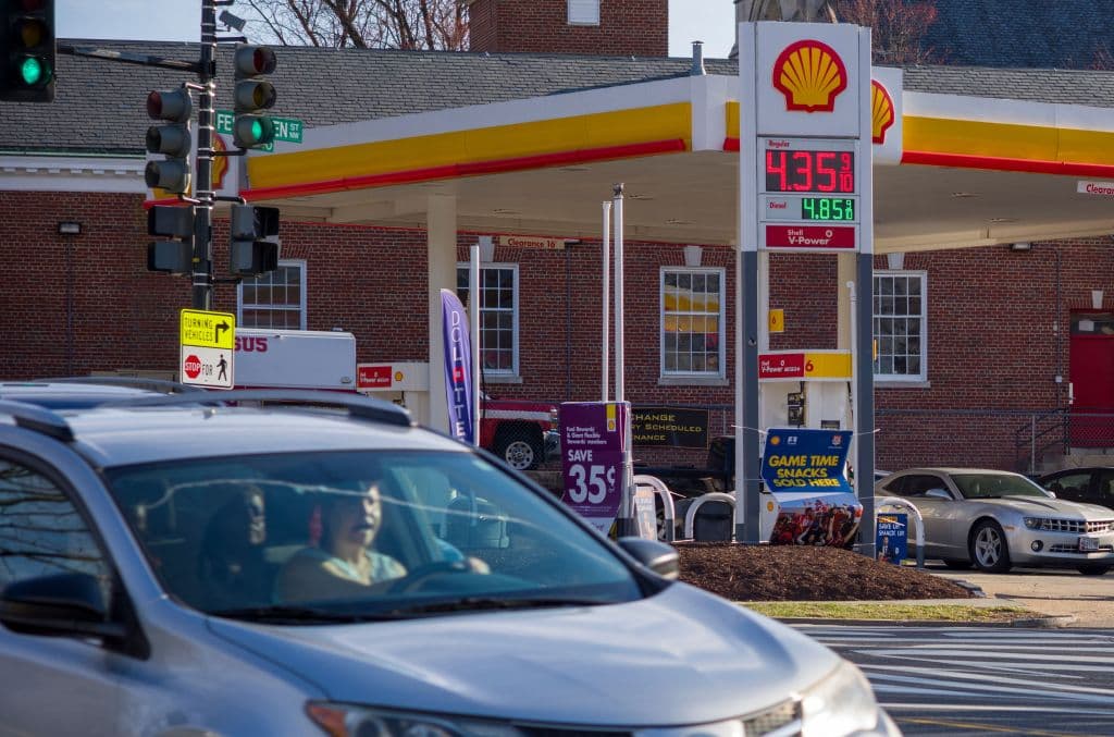 Algunos consideran que una forma de aliviar los precios récord que marca la gasolina esta semana, es que se proclame un 
<b>‘feriado de impuestos’</b> a la gasolina. Es decir: que se suspendan sus impuestos.
<br>