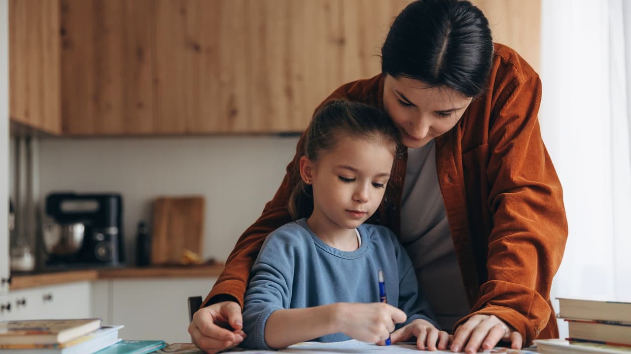 <h3 class="cms-H3-H3">Enseña a tus hijos sobre incendios </h3>
<br>
<b>Habla de forma clara y sin miedo:</b> Explica a los niños que el fuego puede ser peligroso, pero que con precaución y conocimiento pueden mantenerse seguros. 
<br>
<b>Enséñales el sonido de la alarma de humo:</b> Asegúrate de que reconozcan el sonido y sepan que deben salir rápidamente. 
<br>Practica el 
<i>"Detente, tírate y rueda</i>": Si su ropa se prende fuego, deben detenerse, tirarse al suelo y rodar hasta apagar las llamas.