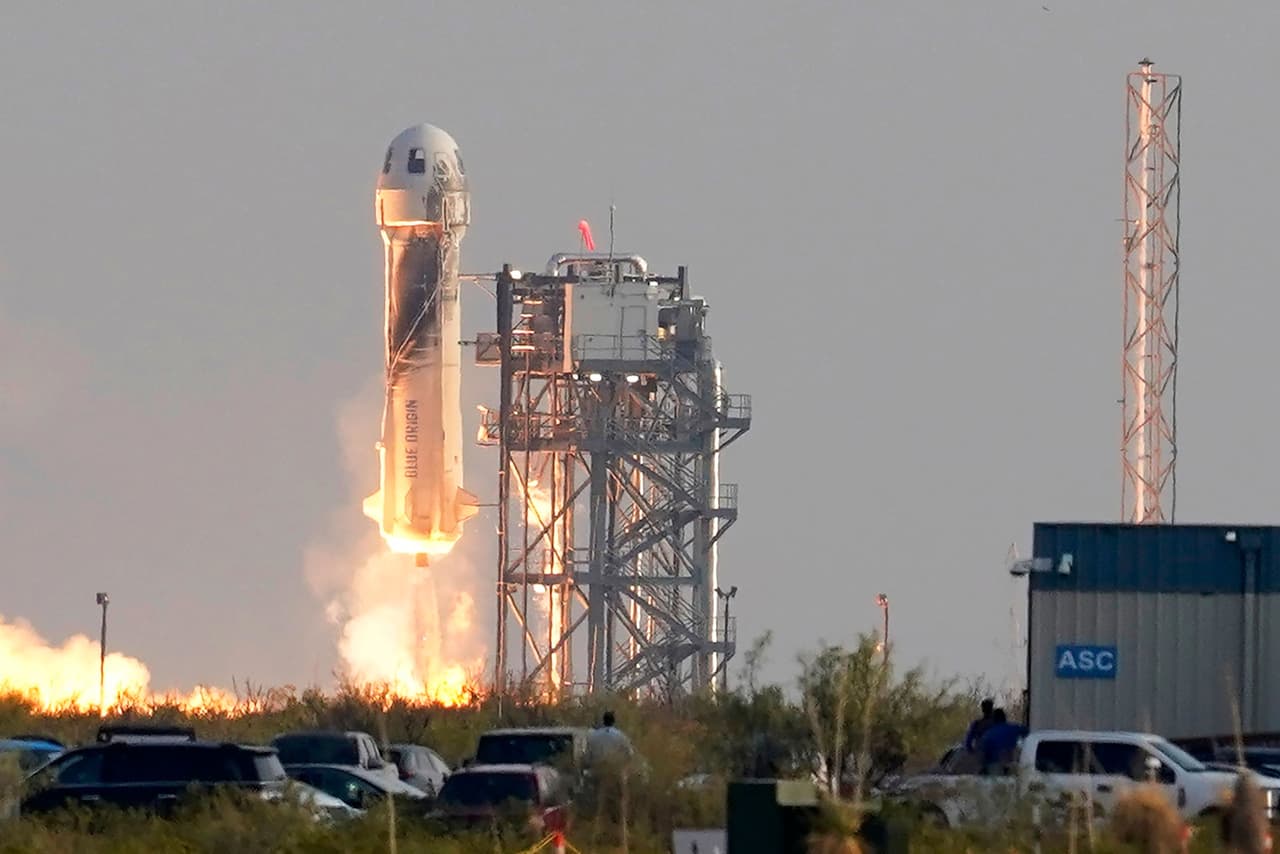 <b>La carrera al espacio de los multimillonarios</b>
<br>
<br>La partida al espacio de Jeff Bezos, fundador de Amazon, el 20 de julio. Iba a bordo de una nave de su compañía aeroespacial, Blue Origin, y en ella pudo alcanzar 66 millas de altura y superar el límite entre la Tierra y el espacio exterior. 
<br>
<br>Richard Branson, fundador de Virgin Galactic, se había convertido días antes en 
<a href="https://www.univision.com/noticias/estados-unidos/richard-branson-viaje-espacio-virgin-galactic-fotos"><u>el primer gran magnate</u></a> en viajar al borde del espacio en su propia nave, alcanzando unas 50 millas de altura.
<br>
<br>La misión Inspiration4 de SpaceX, la compañía de Elon Musk, llevó a órbita por primera vez a cuatro astronautas-turistas. Pasaron tres días a 360 millas de altura, mucho más alto que la de la Estación Espacial Internacional.
<br>
<br>
<a href="https://www.univision.com/noticias/estados-unidos/viaje-espacial-jeff-bezos-blue-origin-amazon-fotos"><u>Vea aquí las fotos del breve paseo al espacio del multimillonario Jeff Bezos</u></a>
<br>