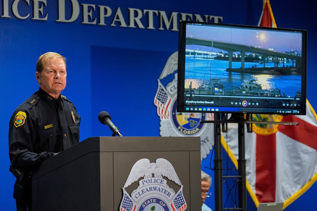 Eric Gandy, jefe de la policía en Clearwater, indicó que los pasajeros y la tripulación sufrieron lesiones, siendo trasladados a la orilla por otras embarcaciones que estaban en el área. 
<br>
<br>
<b>El capitán de la lancha privada</b> fue identificado como
<b> Jeff Knight, de 62 años.</b>