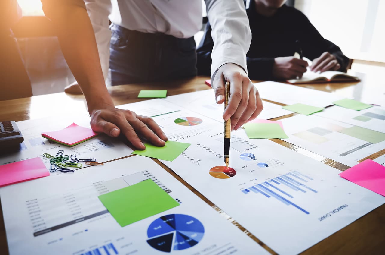 <b>Puesto 3. gerentes de mercadeo de clientes</b>
<br>
<br>
<b>A qué se dedican:</b> son el enlace entre los departamentos de ventas y marketing, ayudando a desarrollar y ejecutar programas que impulsan el compromiso del cliente.
<br>
<br>
<b>Principales industrias donde han sido contratados:</b> tecnología y servicios de información.
<br>
<br>
<b>Principales lugares donde han sido contratados:</b> San Francisco, Boston y Chicago.
<br>
<br>
<b>Salario anual:</b> entre 89,900 y 154,000 dólares. 
<br>
<br>
<b>Distribución de género:</b> 76.3% mujeres y 23.7% hombres.
<br>
<br>
<b>Experiencia previa promedio:</b> 10 años.
<br>
<br>
<b>Disponibilidad para el trabajo remoto:</b> 30.7%.
