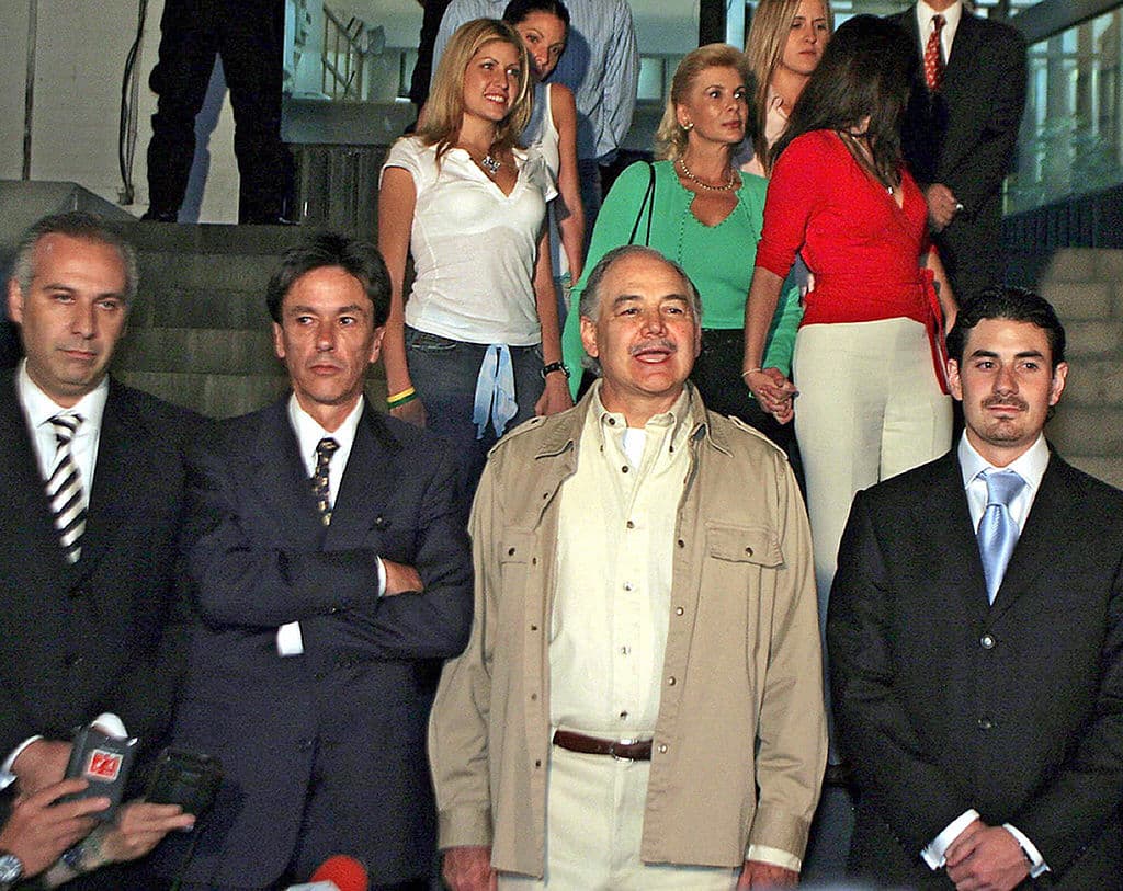 <h2 class="cms-H2-H2"><b>Raúl Salinas de Gortari, (el segundo desde la derecha)</b></h2>
<br>
<br>Fue bautizado como 'El hermano incómodo' por la prensa, en referencia a su relación con el expresidente Carlos Salinas de Gortari. Muchos señalan a Raúl como nexo entre su hermano y el narcotráfico o el crimen organizado, y fue acusado de enriquecimiento ilícito, pero el verdadero escándalo que lo llevó a prisión fue el asesinato de su cuñado, José Francisco Ruiz Massieu. Por tales acusaciones, Raúl fue recluido en el Penal del Altiplano, que justamente había sido inaugurado por su hermano. Salió libre en 2005.