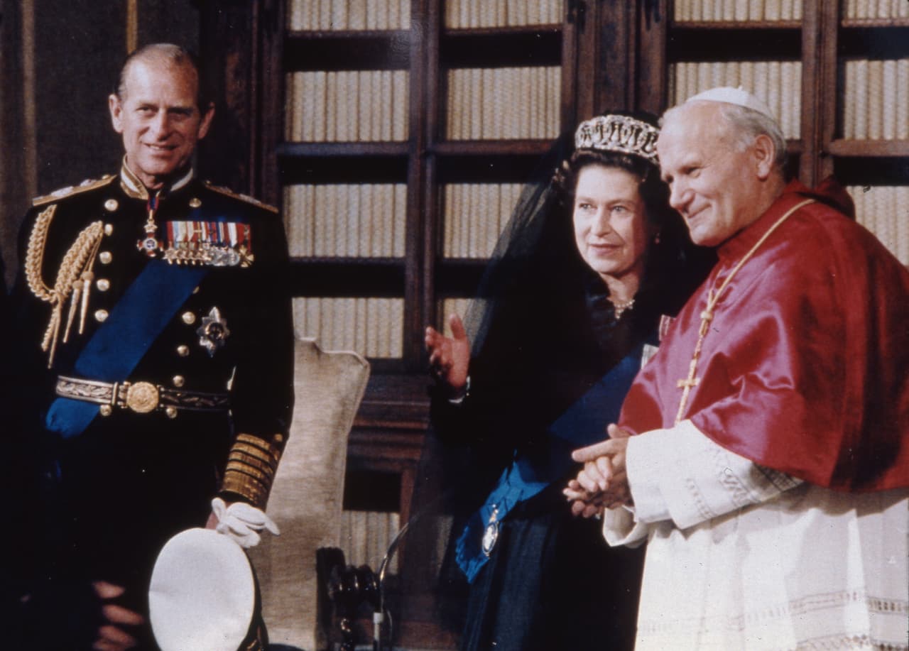 La reina Isabel II de Inglaterra no es católica, pero también cumplió el protocolo de vestimenta cuando visitó de manera oficial a Juan Pablo II en 1980.