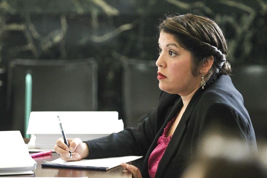 En Cincinnati,
<b> Monika Burgett</b> fue acusada de fraude y de inventar síntomas médicos al menor de sus tres hijos. 
<b>La mujer hizo ver que el menor estaba gravemente enfermo y este llegó a recibir metadona y medicamentos para el dolor que no necesitaba</b>. También 
<b>creó una campaña en GoFundMe</b> para recaudar fondos para la supuesta enfermedad. En 2017, fue hallada culpable de poner en riesgo a un menor y un delito de fraude de telecomunicaciones.