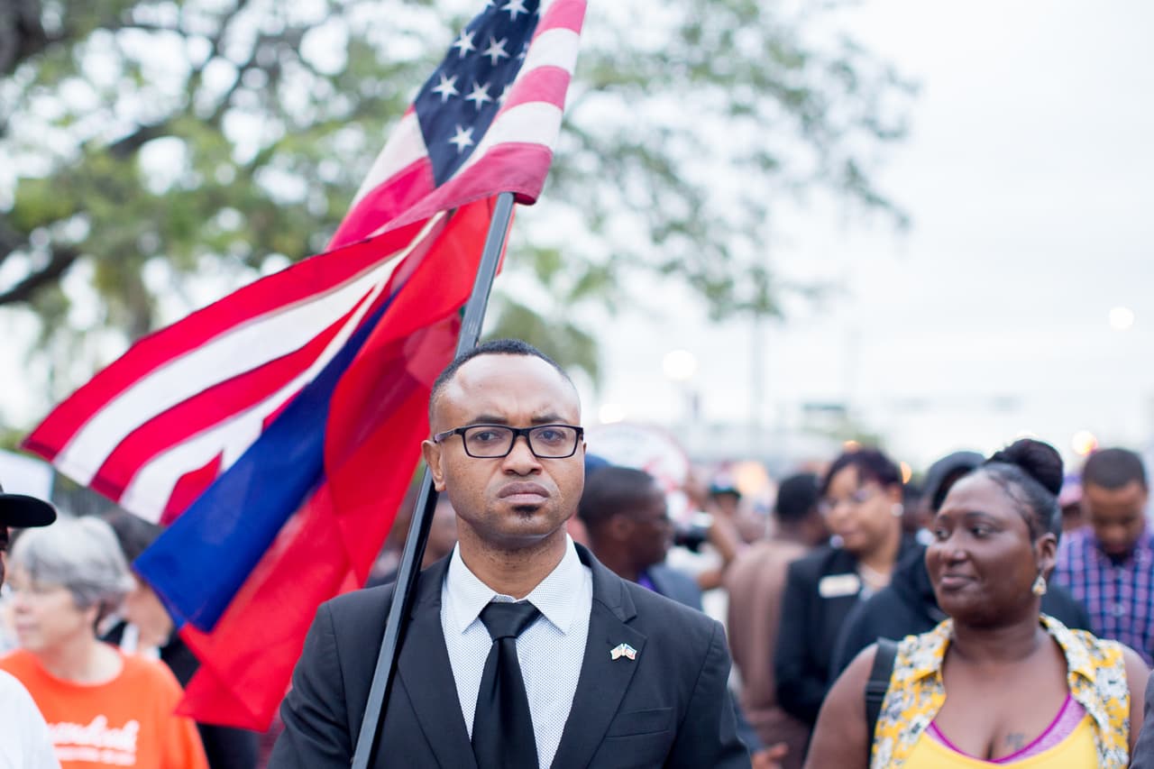 <b>Fandz</b>y 
<b>Bernardine</b> tiene 20 años en EEUU. Es un activista de la comunidad en la Pequeña Haití y North Miami. “Es un día especial para los haitianos porque recordamos el dolor y sufrimiento de todo un país en enero de 2010. Las palabras del presidente me hirieron, a mí y a toda la comunidad y aunque hayan querido ocultarlas otros políticos, confirmaron que la forma como Donald Trump se refirió a nosotros, y que no voy a repetir, era cierta. Pero hoy estamos por encima de eso, nuestra mente recuerda a los 300,000 haitianos que perdieron la vida en la tragedia.