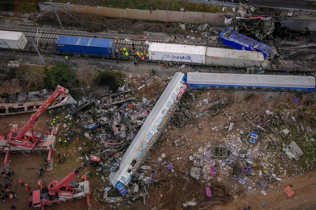 Decenas de muertos y heridos tras el choque frontal de dos trenes en Grecia: varios vagones quedaron retorcidos y quemados