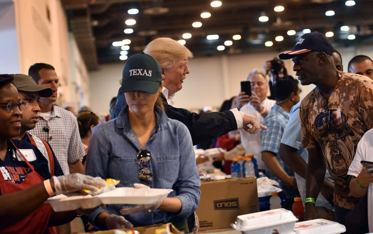 Después de las críticas por la distancia que había mantenido el presidente frente a los damnificados, en esta visita Trump y Melania se pusieron manos a la obra y repartieron comida en uno de los refugios más grandes, de 700,000 metros cuadrados, que dispuso la ciudad de Houston para los damnificados de Harvey.