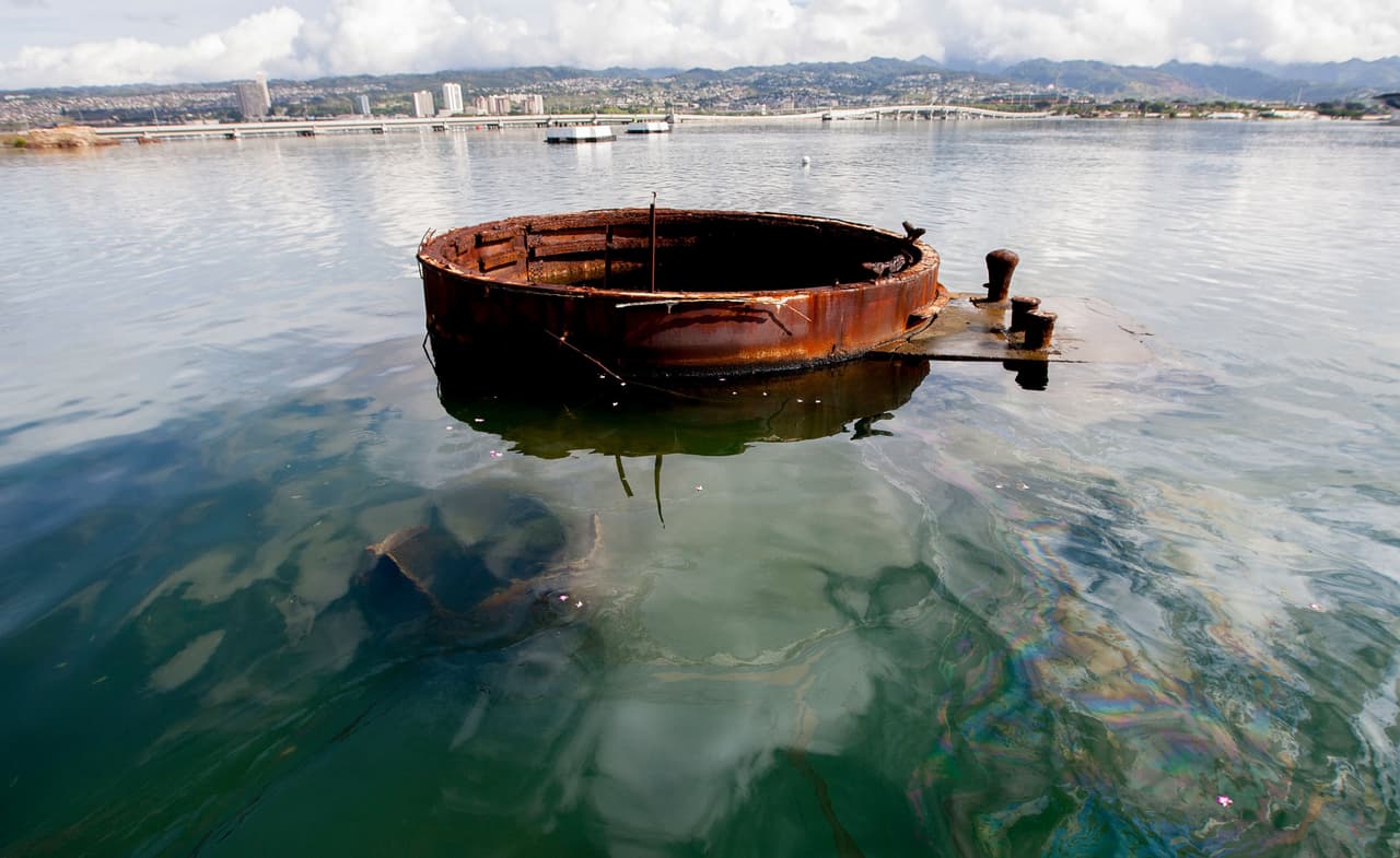 Esta fotografía tomada en 2016 muestra como cerca de los restos del acorazado USS Arizona se puede ver el combustible que aún expulsa el barco hundido.